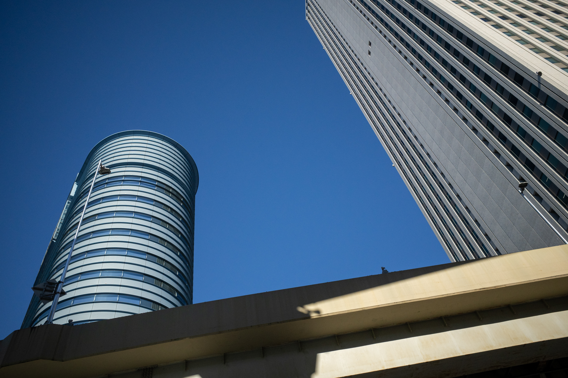 室内から外に出た時に感度の設定変更を忘れてそのままISO 800で撮影してしまいました。なんら問題のない画質であります。<br>リコー GR IV／絞り優先AE（1/2,000秒、F4.0、−0.7EV）／ISO 800