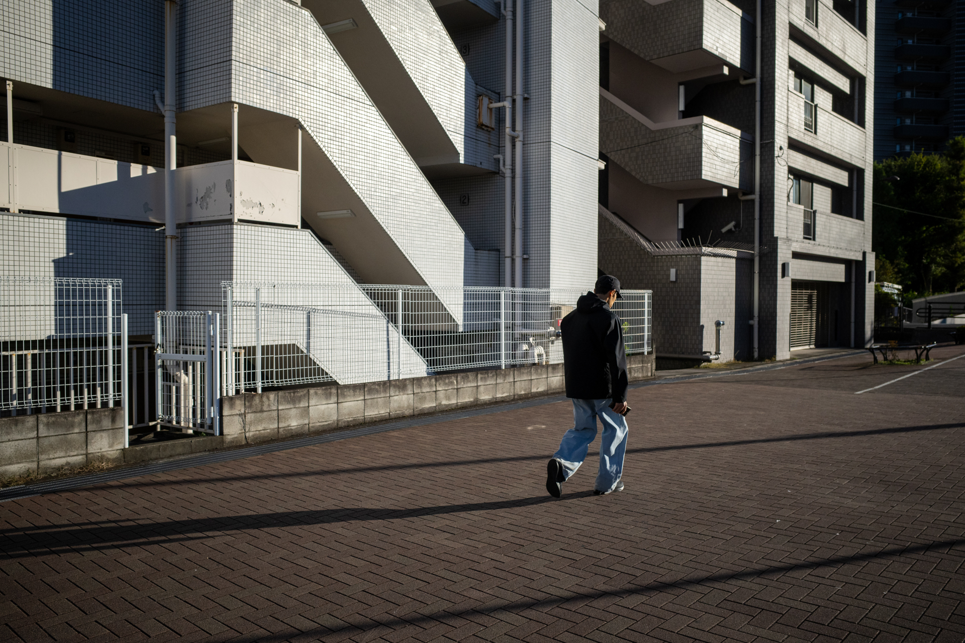 半逆光条件で明暗差が大きいのにすばらしい階調再現で驚いています。レンズと画作りの協調がうまくいっているのでしょう。<br>リコー GR IV／絞り優先AE（1/1,600秒、F4.0、−0.7EV）／ISO 400