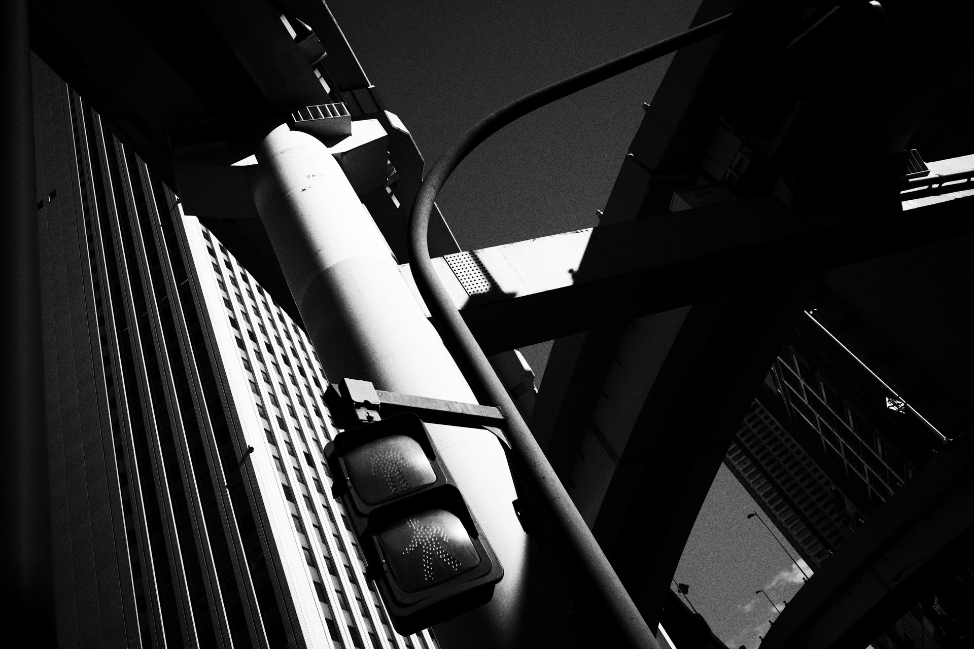 ハイコントラスト白黒に設定してみました。もっと粗いシリアスな感じになるのかと思いきや、コントラストが強く、ハイライトが綺麗な描写になりました。これもオリジナリティがあります。<br>リコー GR IV／絞り優先AE（1/2,000秒、F4.0、−0.7EV）／ISO 800