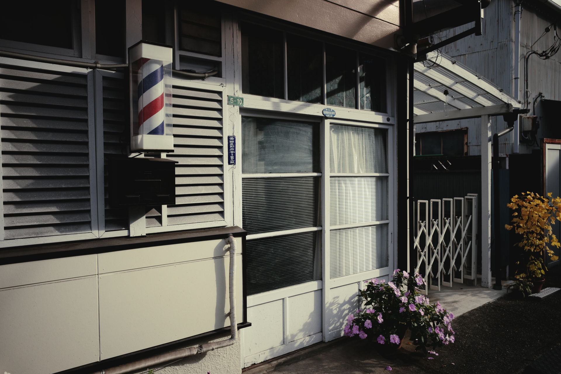 こちらはシネマ調のイエローにしてみます。レトロ感のある被写体なのでちょうどいいかなあと。もう少し露出を切り詰めてもよかったのかな。これは好みです。<br>リコー GR IV／絞り優先AE（1/1,250秒、F4.5、±0.0EV）／ISO 400