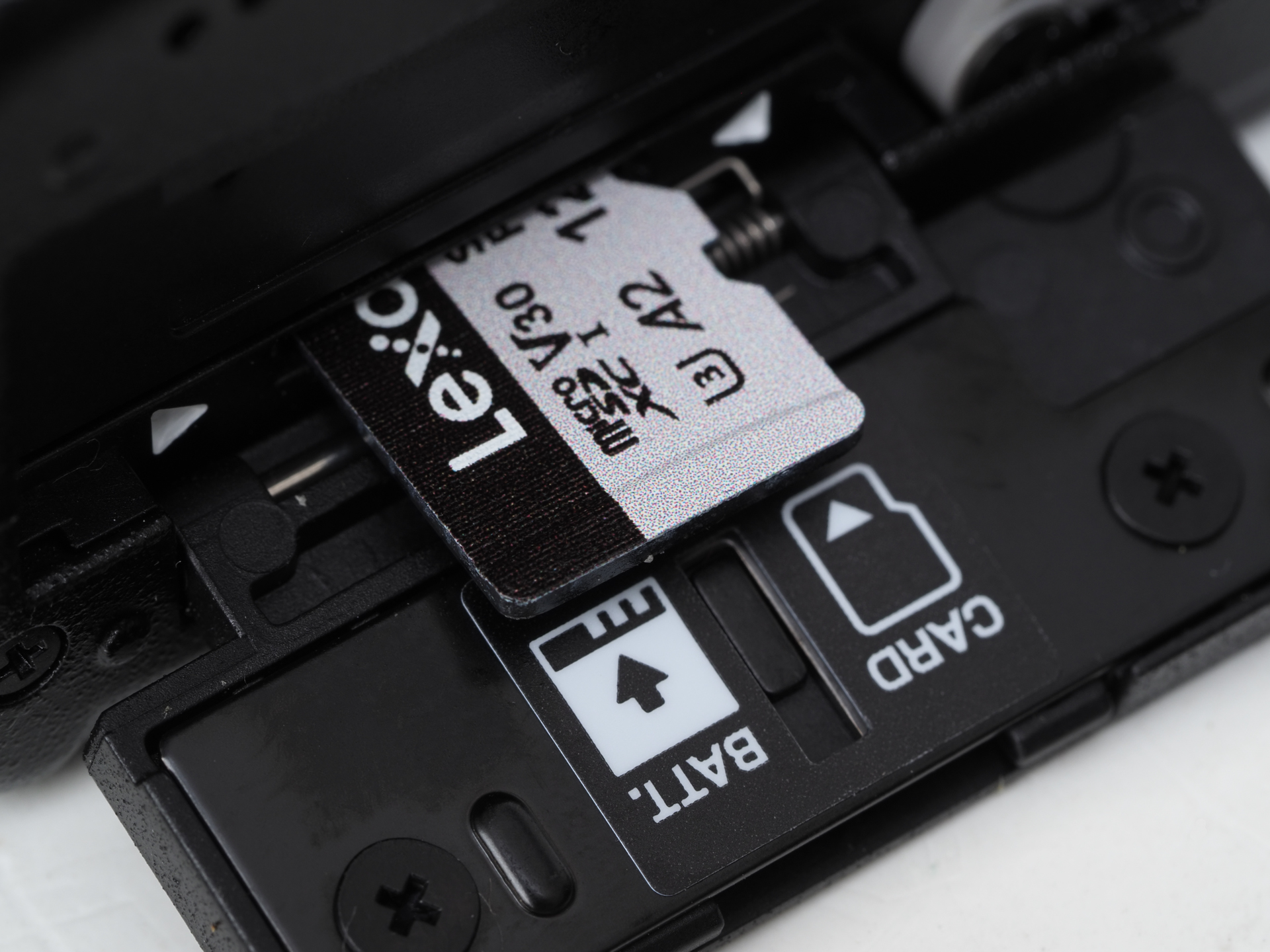 以前から、バッテリー室とメディアスロットが同居しているのはイヤと言ってた筆者ですが、ボディサイズ的にも仕方ないのかなあ。内蔵のストレージでも本来は事足りるんですが、スロットが空だと寂しいので、microSDメモリーカードを新たに購入してみました。