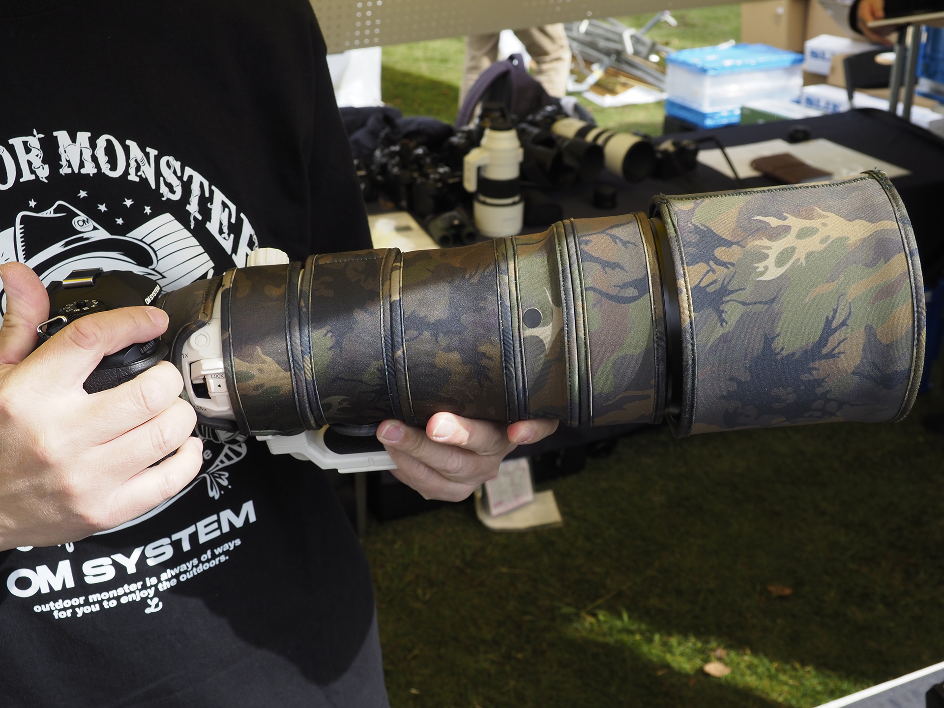 「M.ZUIKO DIGITAL ED 150-400mm F4.5 TC1.25x IS PRO」用のレンズカバー（参考出展）。製造は株式会社ユーエヌが担当する