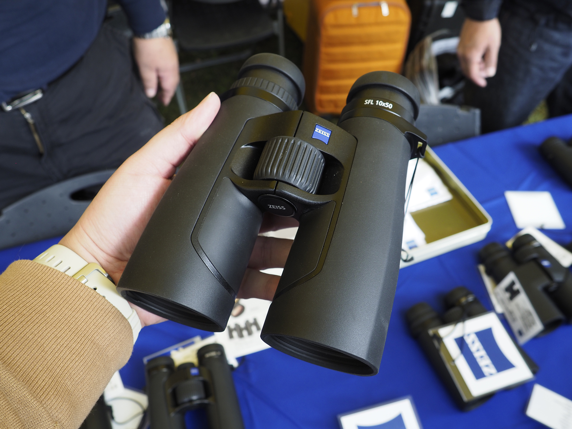 今年発売の「SFL50」シリーズの1つ「ZEISS SFL 10×50」。新製品ともあって、手に取る人が多かった。10倍モデルが人気だった