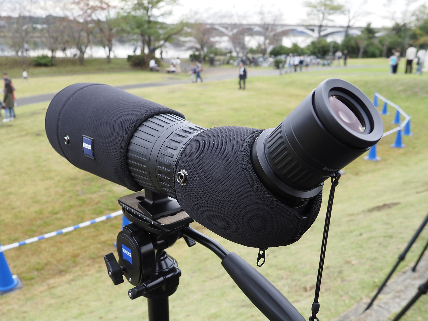 フィールドスコープの「VICTORY HARPIA 95」。他社と異なり、カバーが装着された状態で並んでいる