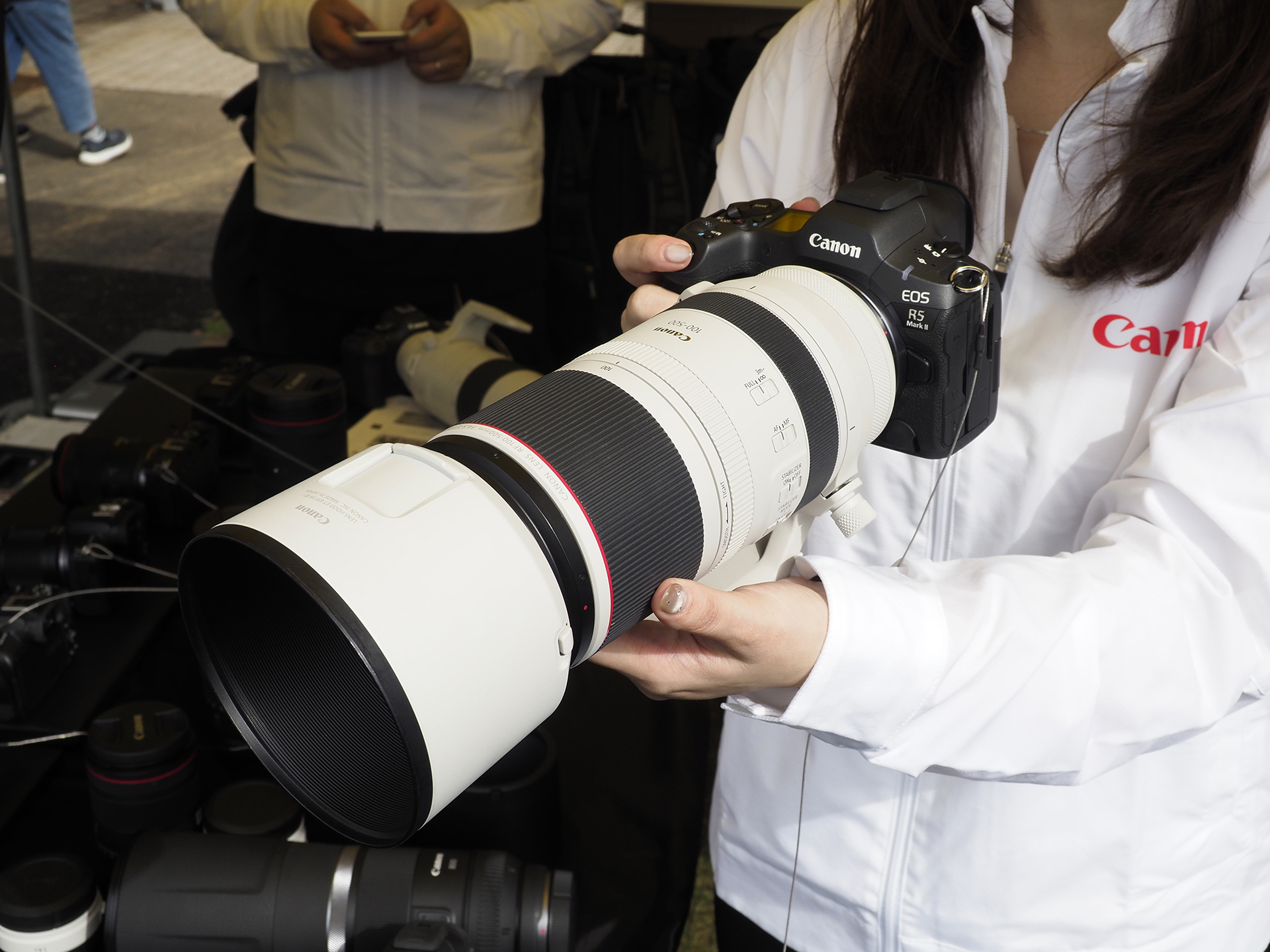 野鳥撮影向けのセットを聞いたところ、「EOS R5 Mark II」と「RF100-500mm F4.5-7.1 L IS USM」をオススメされた。軽く取り回しが良いので、女性でも扱いやすいのが理由だという