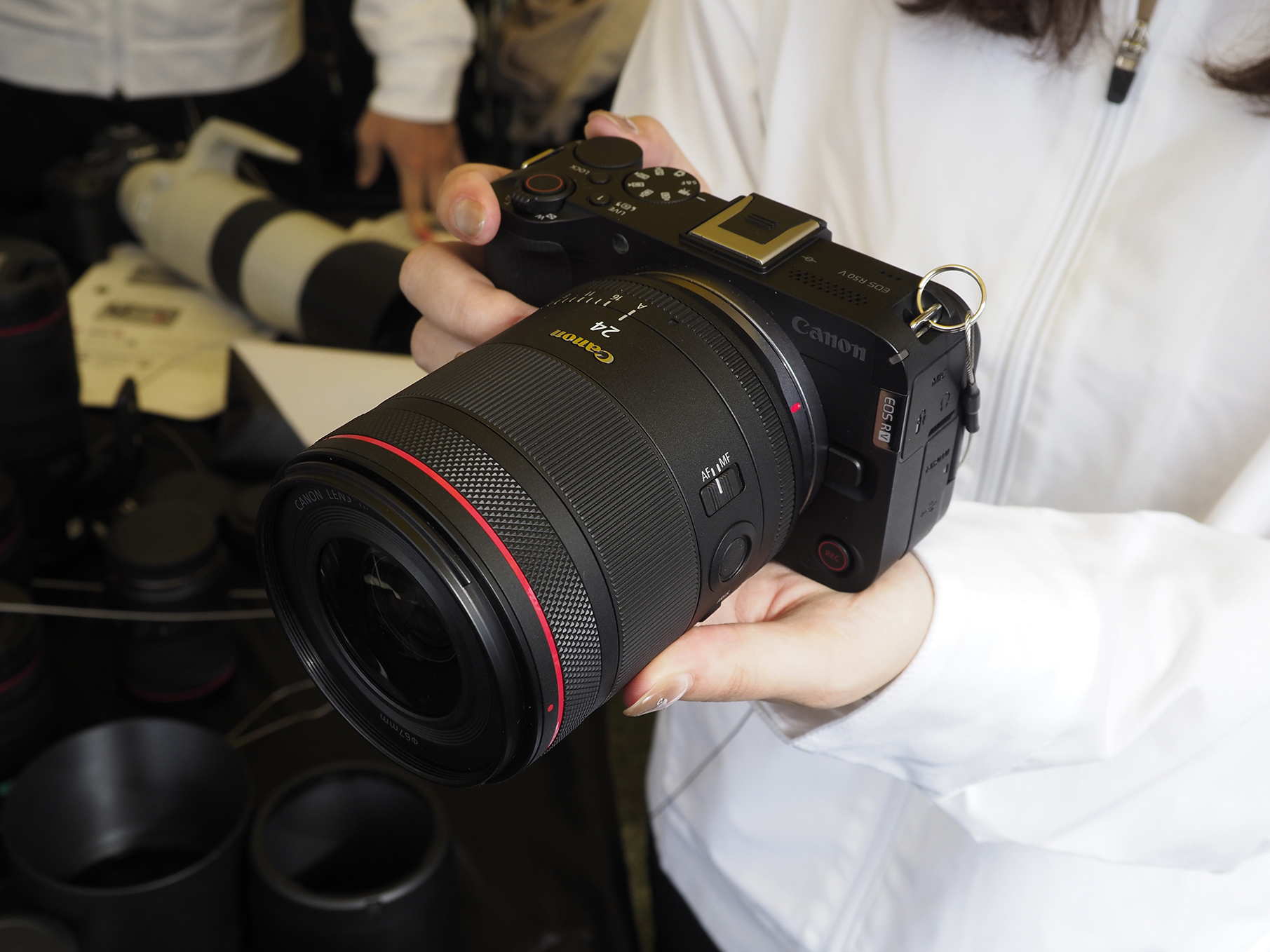 今年発売の「EOS R50 V」と「RF24mm F1.4 L VCM」（2024年12月発売）