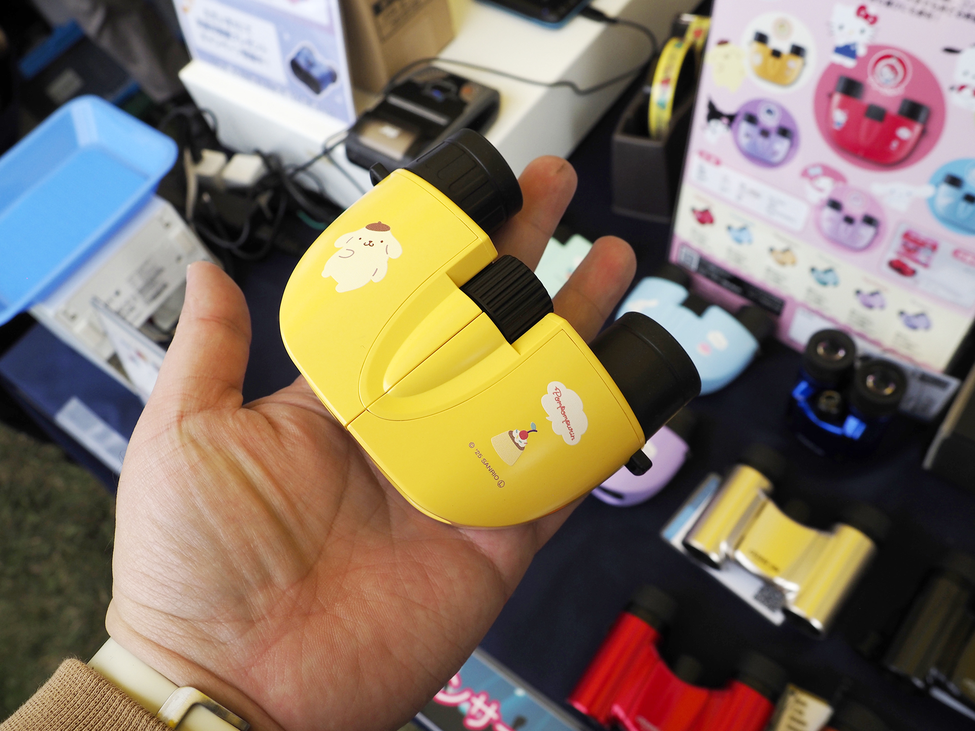 8倍双眼鏡となっており、重さは143g。詳細は近日発表とのこと