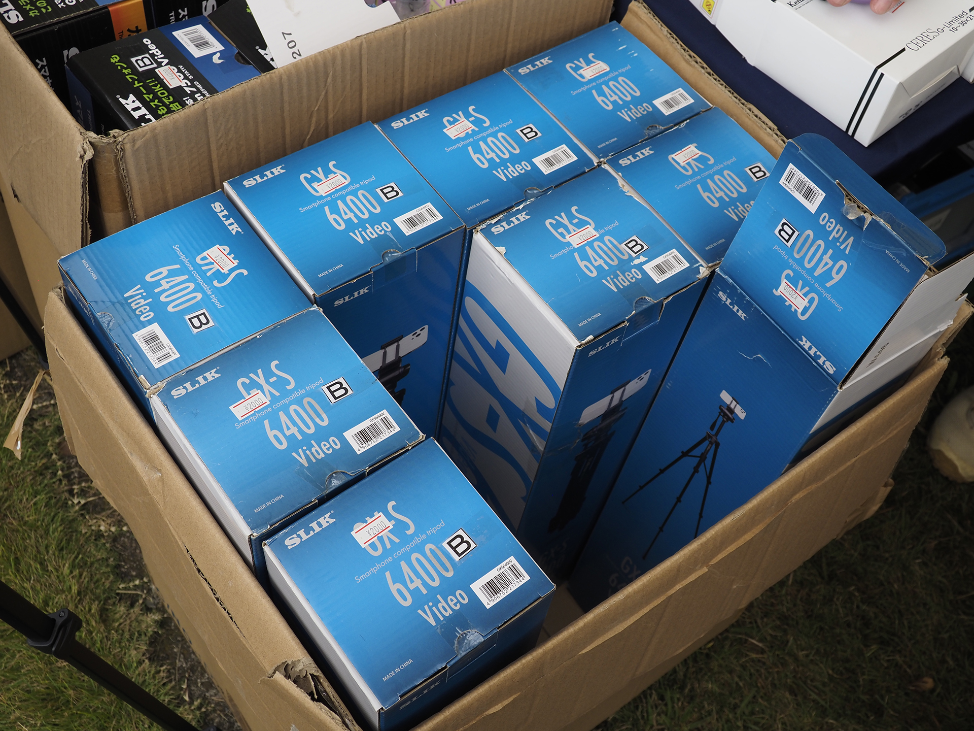 2,000円の三脚「GX-S 6400」。箱潰れなどが安さの要因なので、本体には不具合はない。値頃感のあるものほどすぐになくなっていく……