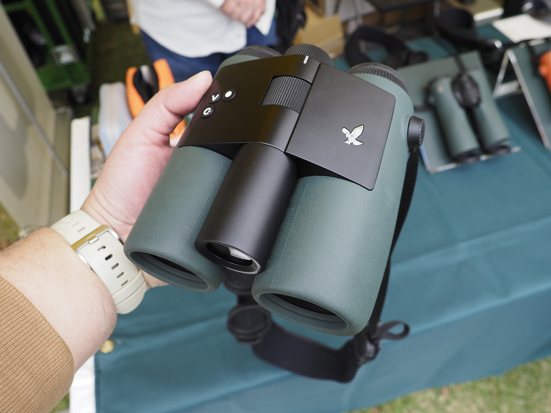 撮影機能も備えた双眼鏡の「AX VISIO 10×32 JPN」。専用アプリを利用して画像の転送などが可能