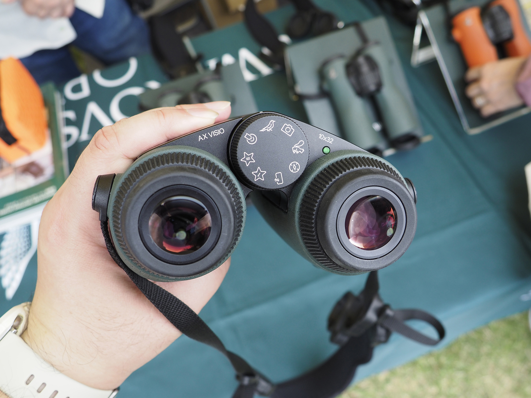 AIによる被写体認識機能を備えており、鳥類であれば約9,000種類が判別できるという