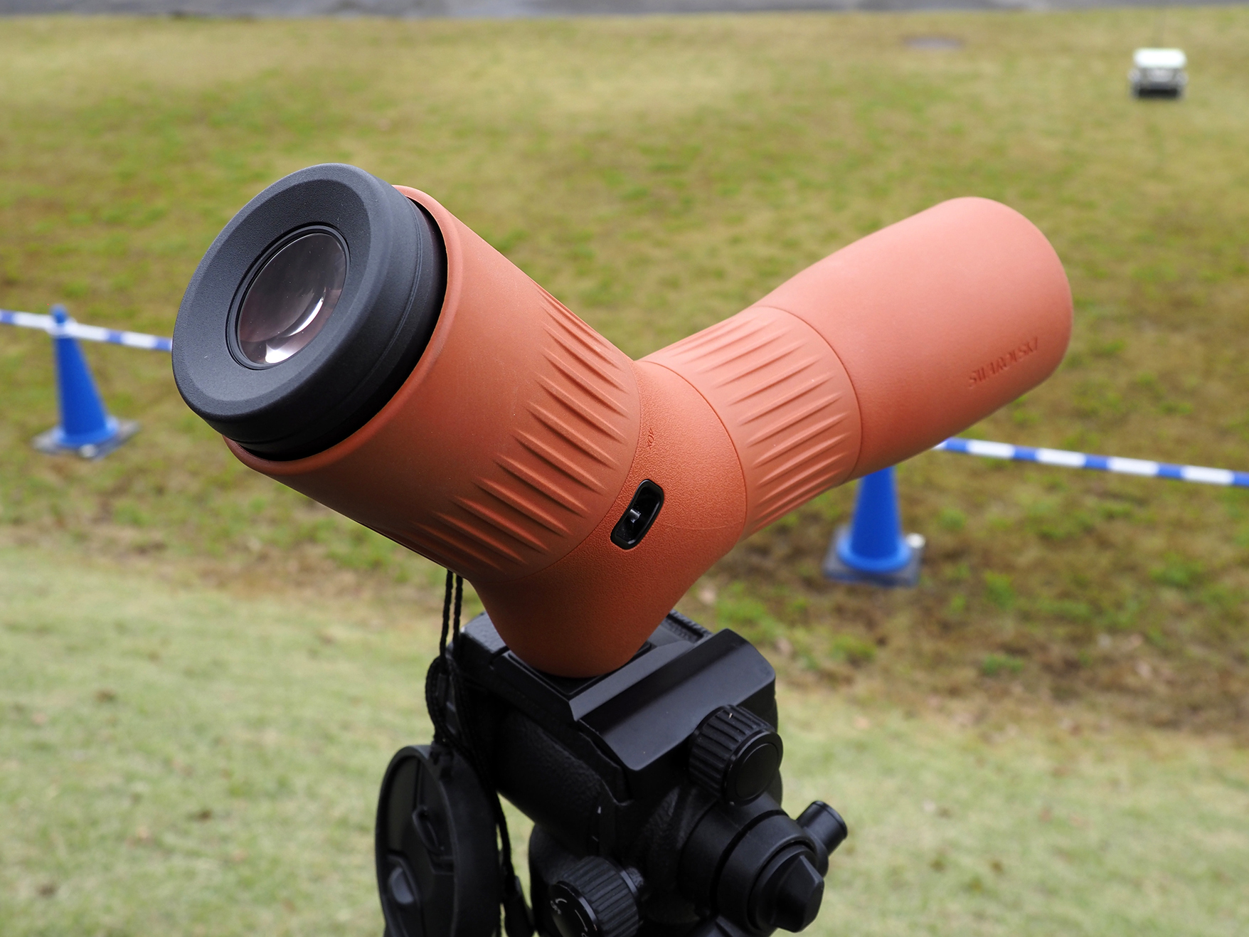 小型のフィールドスコープ「ATC 17-40×56」。こちらはスポッティングなどを想定した目立つオレンジカラー