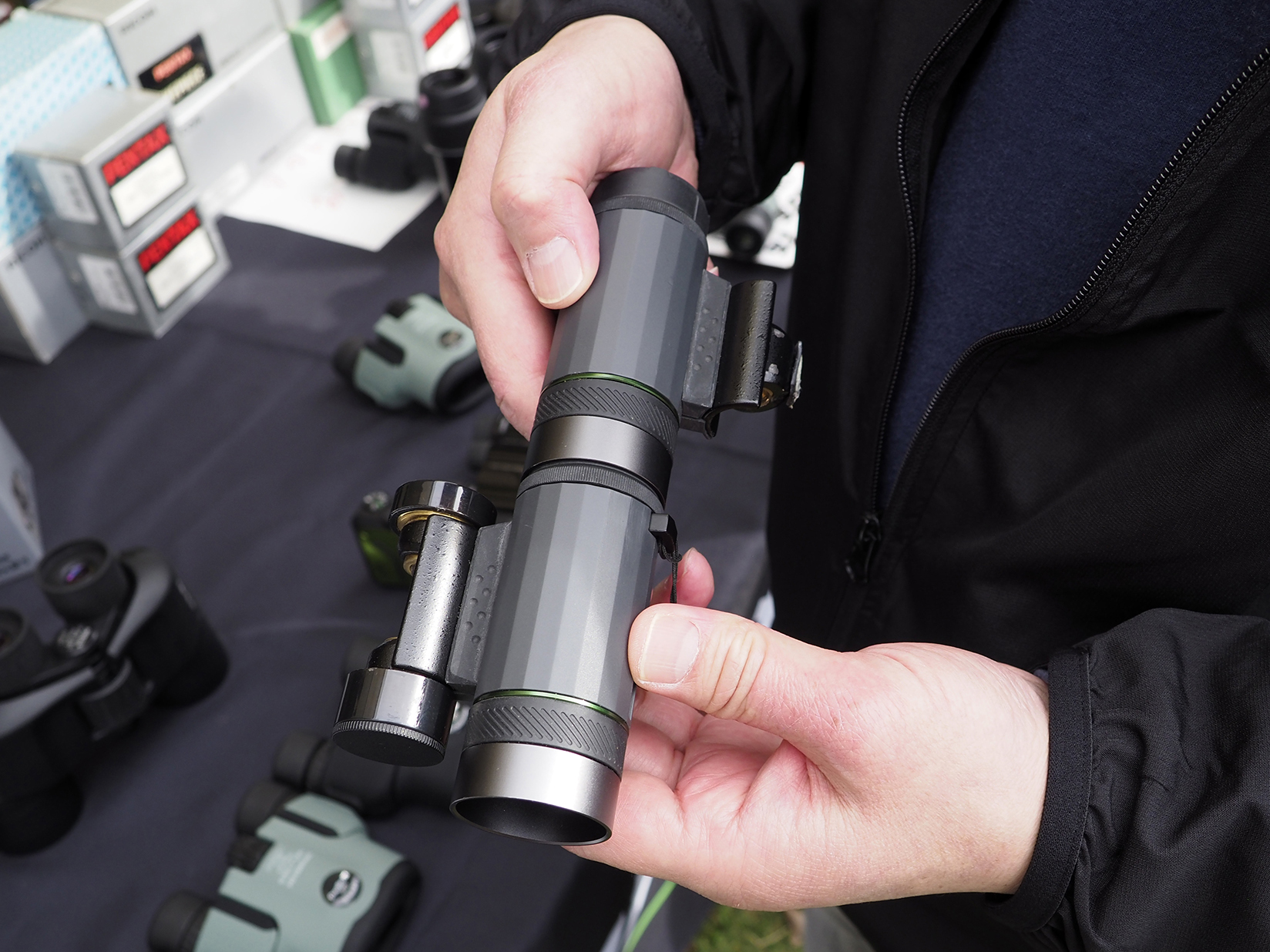 普通に置いておくと気付いてもらえないという3Way双眼鏡の「VD 4×20 WP」。写真は望遠鏡スタイル