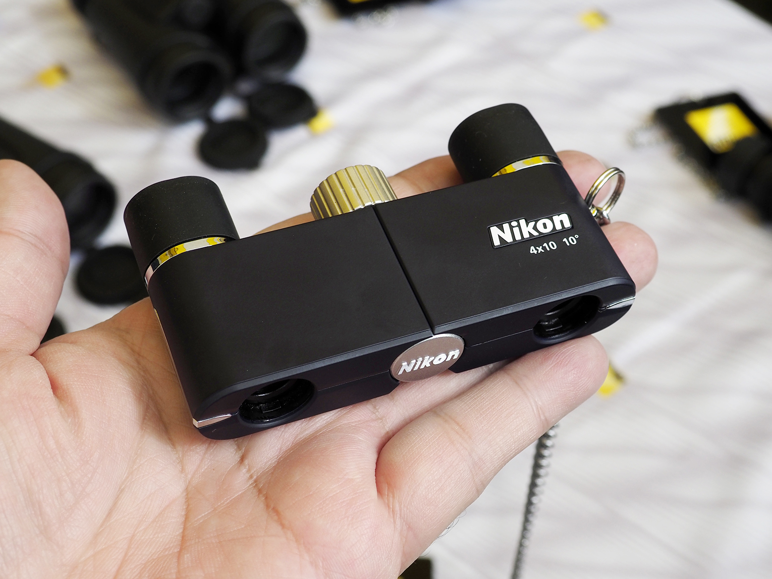 10月31日（金）発売の双眼鏡「遊 4ｘ10D CF」