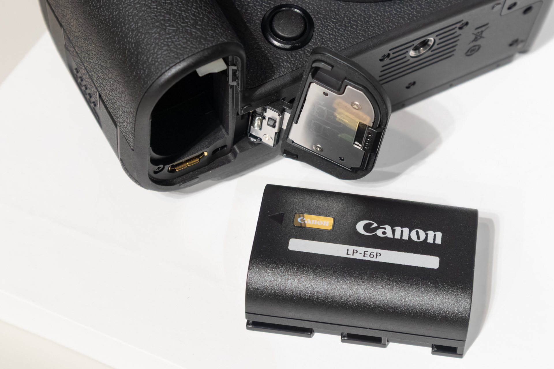 バッテリーはLP-E6Pを採用