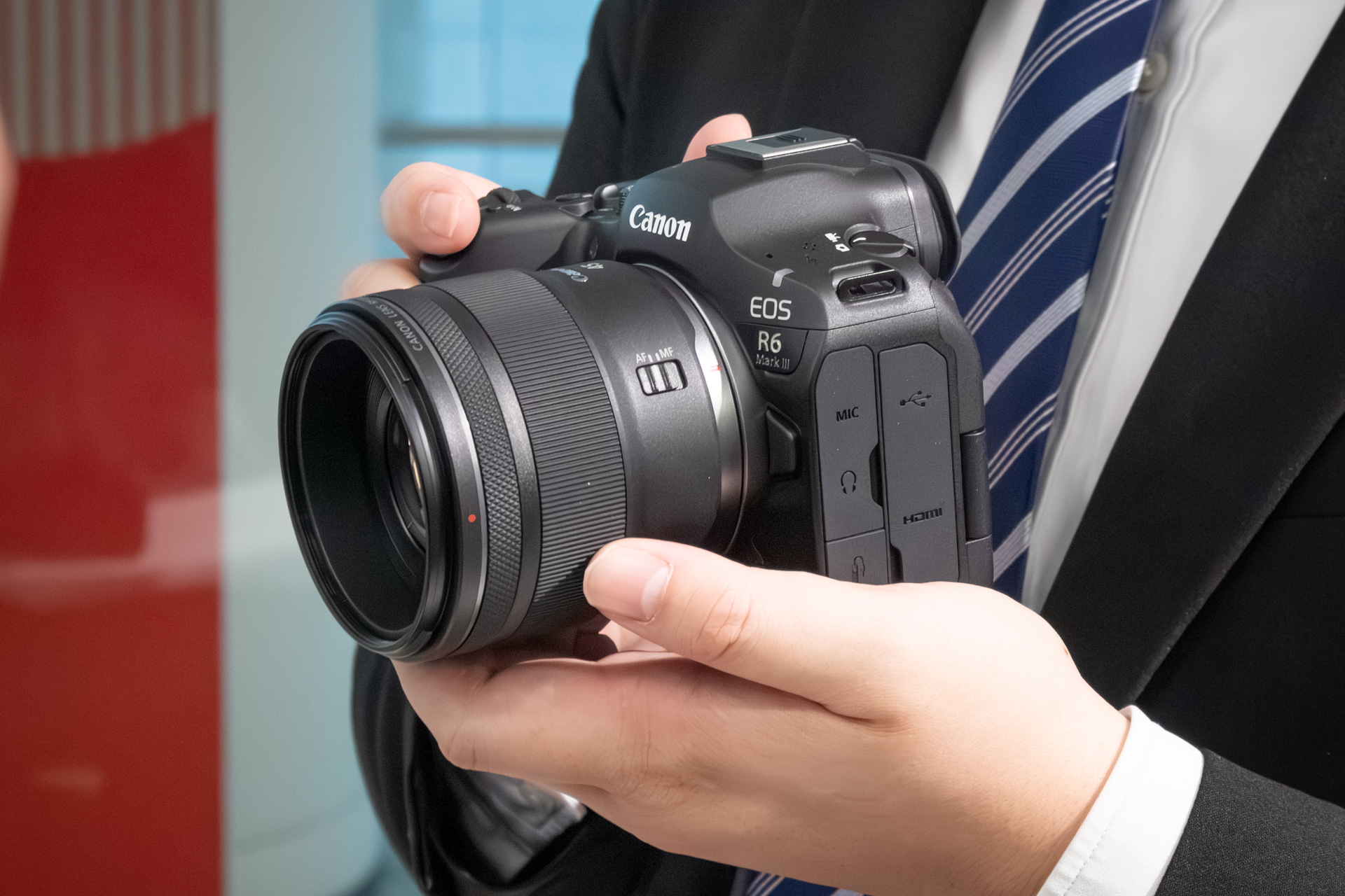 F1.2だがかなり小型になっている。持つと軽さも実感できた