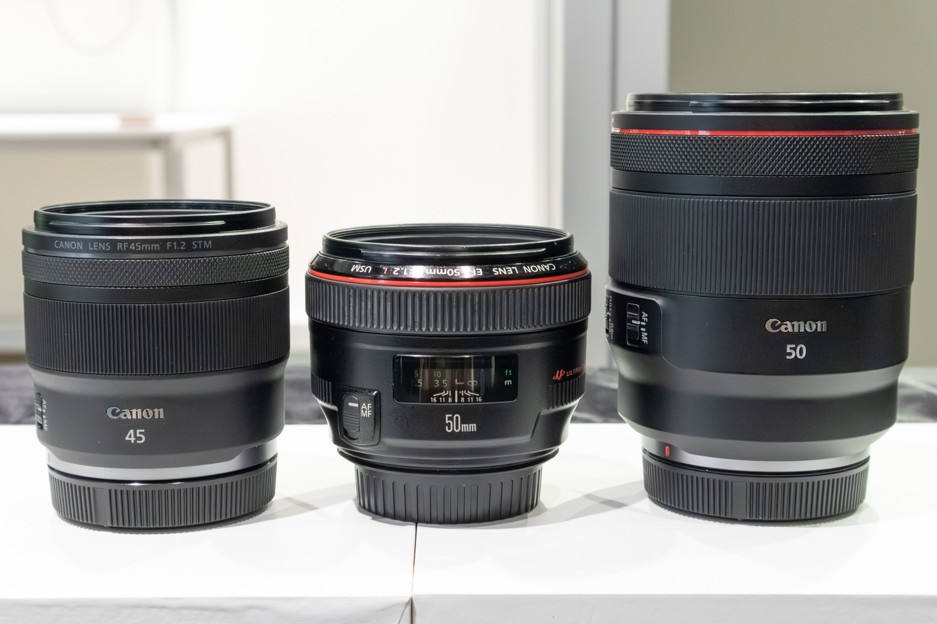 EF50mm F1.2L USM（中）およびRF50mm F1.2 L USM（右）との比較