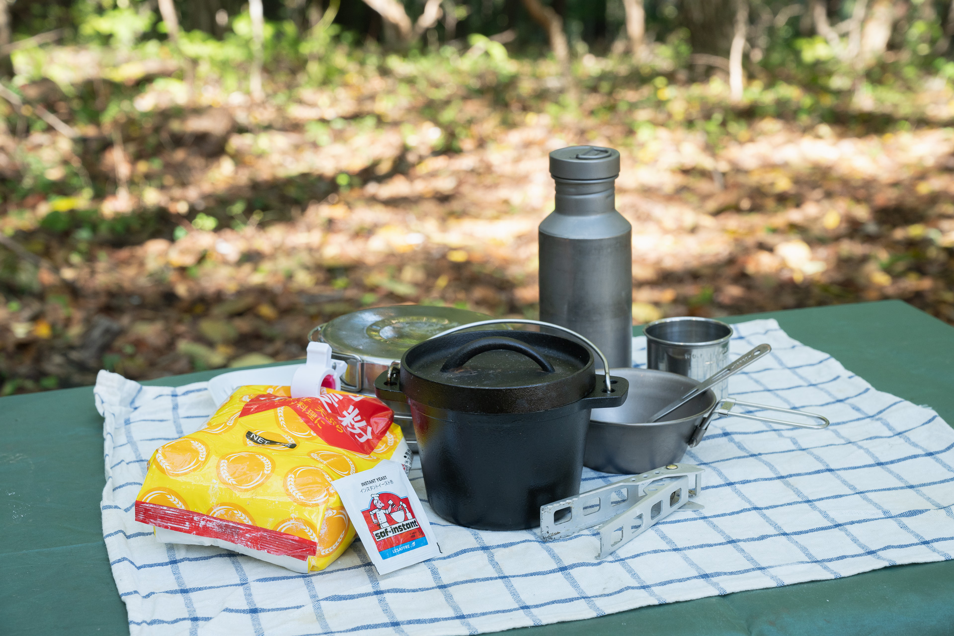 このほかにも焚き火台や風防などが必要になるが、最低限これだけあればパンは焼ける