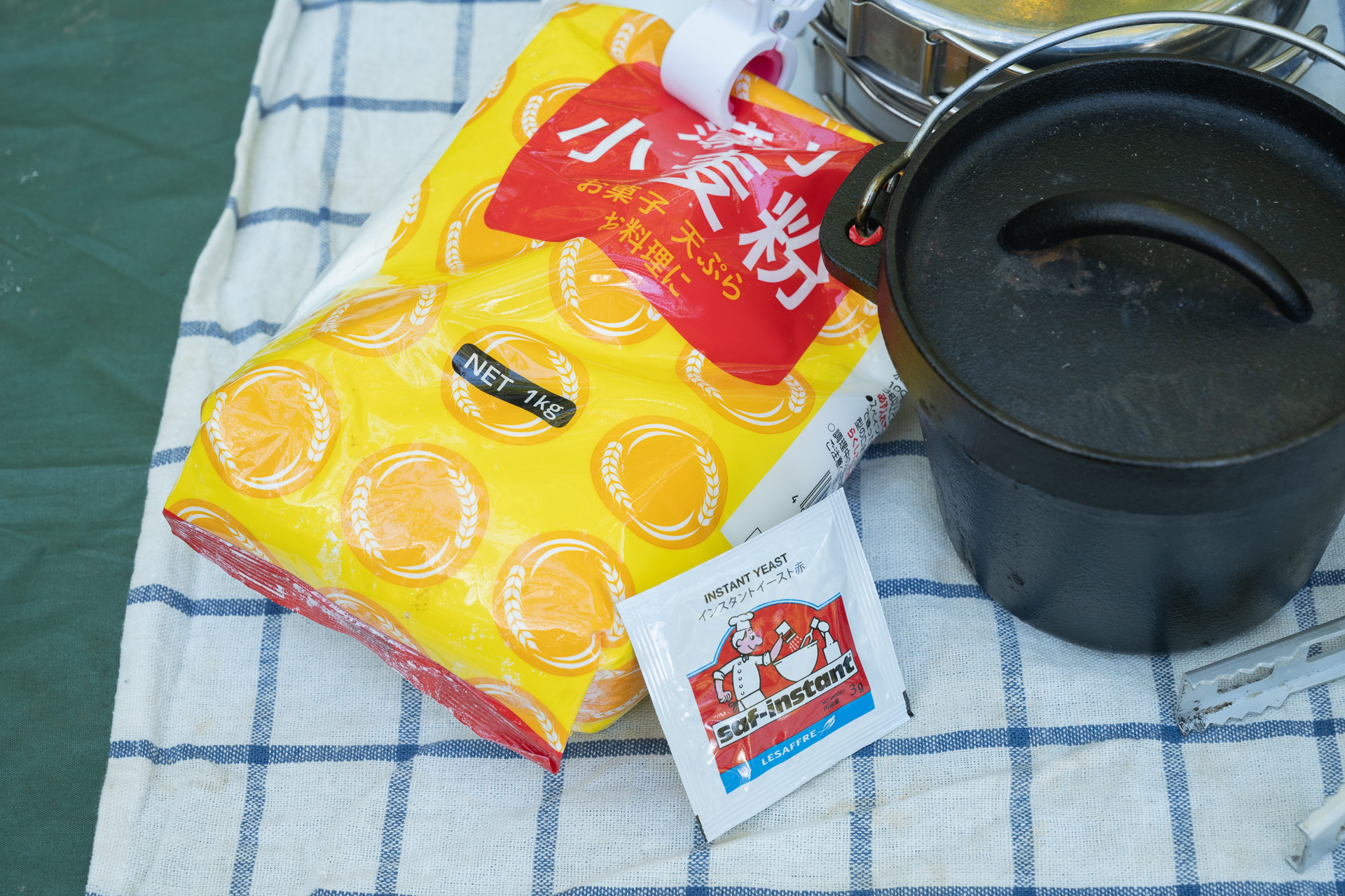 小麦粉とドライイーストも忘れずに