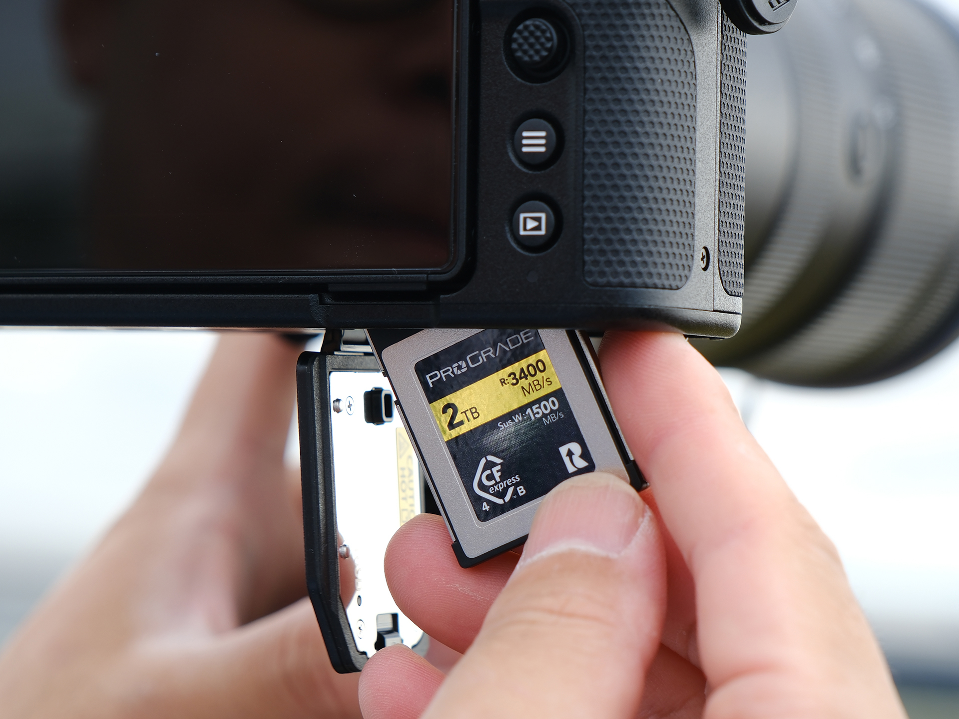 ニコン ZRに「CFexpress 4.0 Type B GOLD 2TB」を挿入
