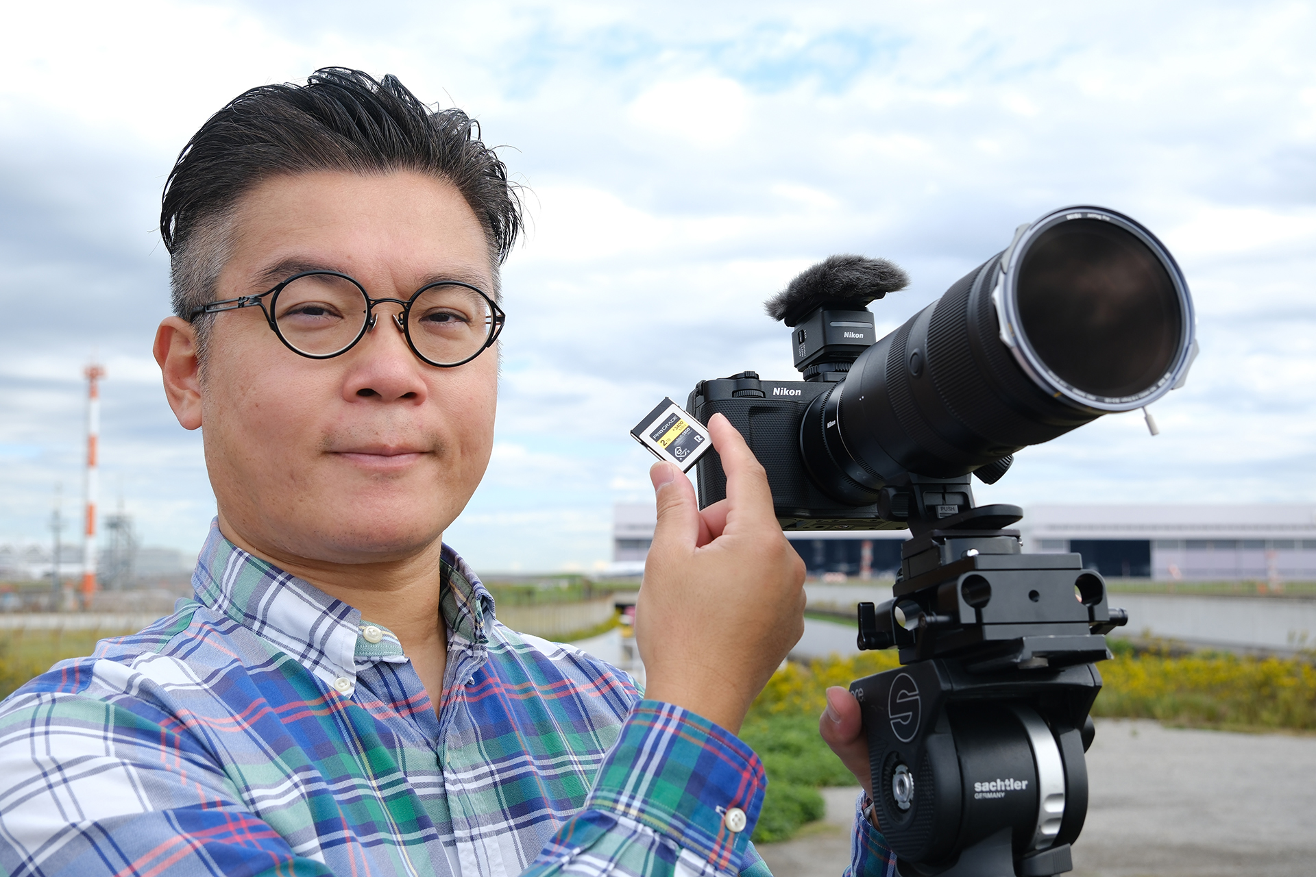 カメラマンの上田晃司さん。メモリーカードやカードリーダー、外付けSSDなど、ProGrade Digitalの製品が作品制作のワークフローで活躍する様子を紹介する