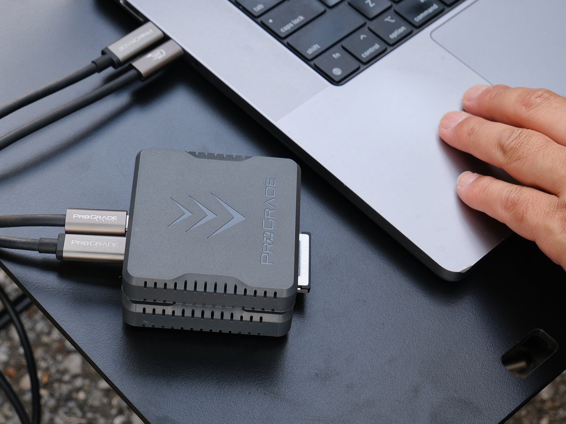 PG05.6とPG10.5 Pro Miniは同じサイズで、かつ両方ともマグネットを内蔵しているため重ねて使うことができる。これも作業エリアをすっきりとさせる活用方法だろう