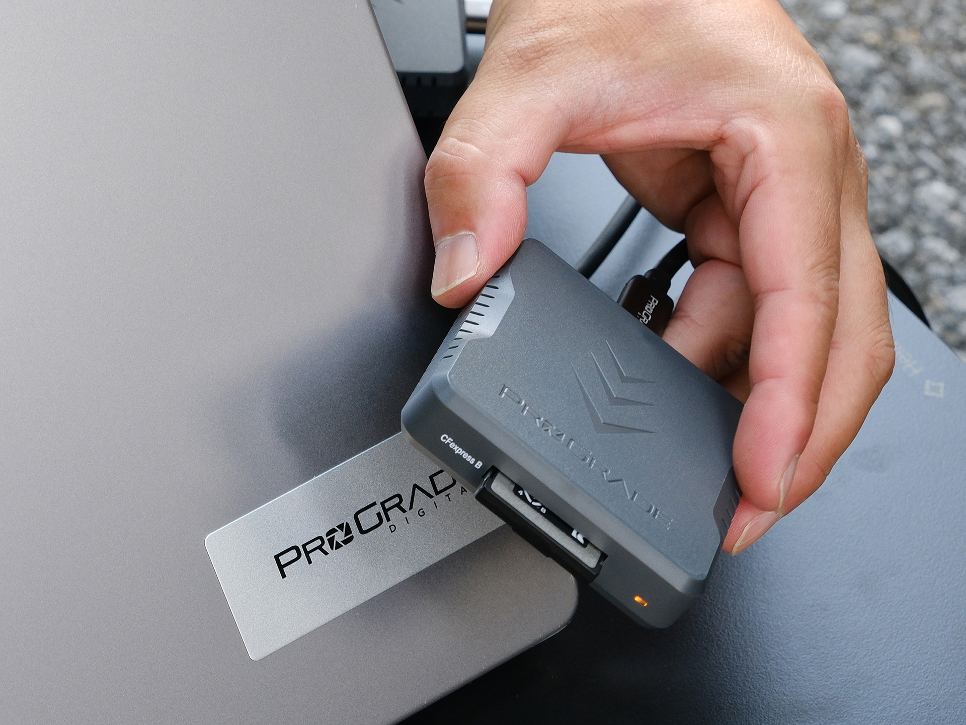 製品に付属するメタルプレートを使って取り付ける