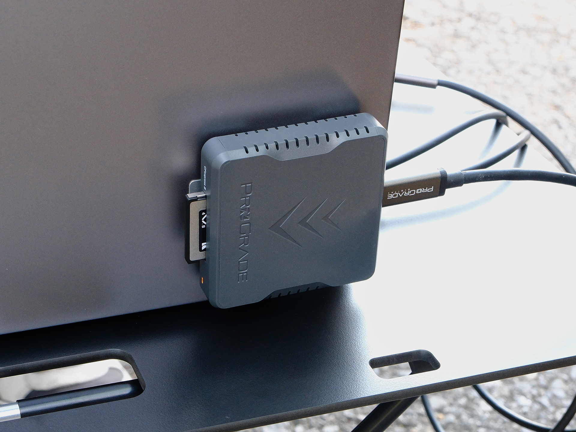 こちらはカードリーダー「PG05.6」。米国特許取得済みのマグネットベースを内蔵。モニターの裏面に取り付けることができる