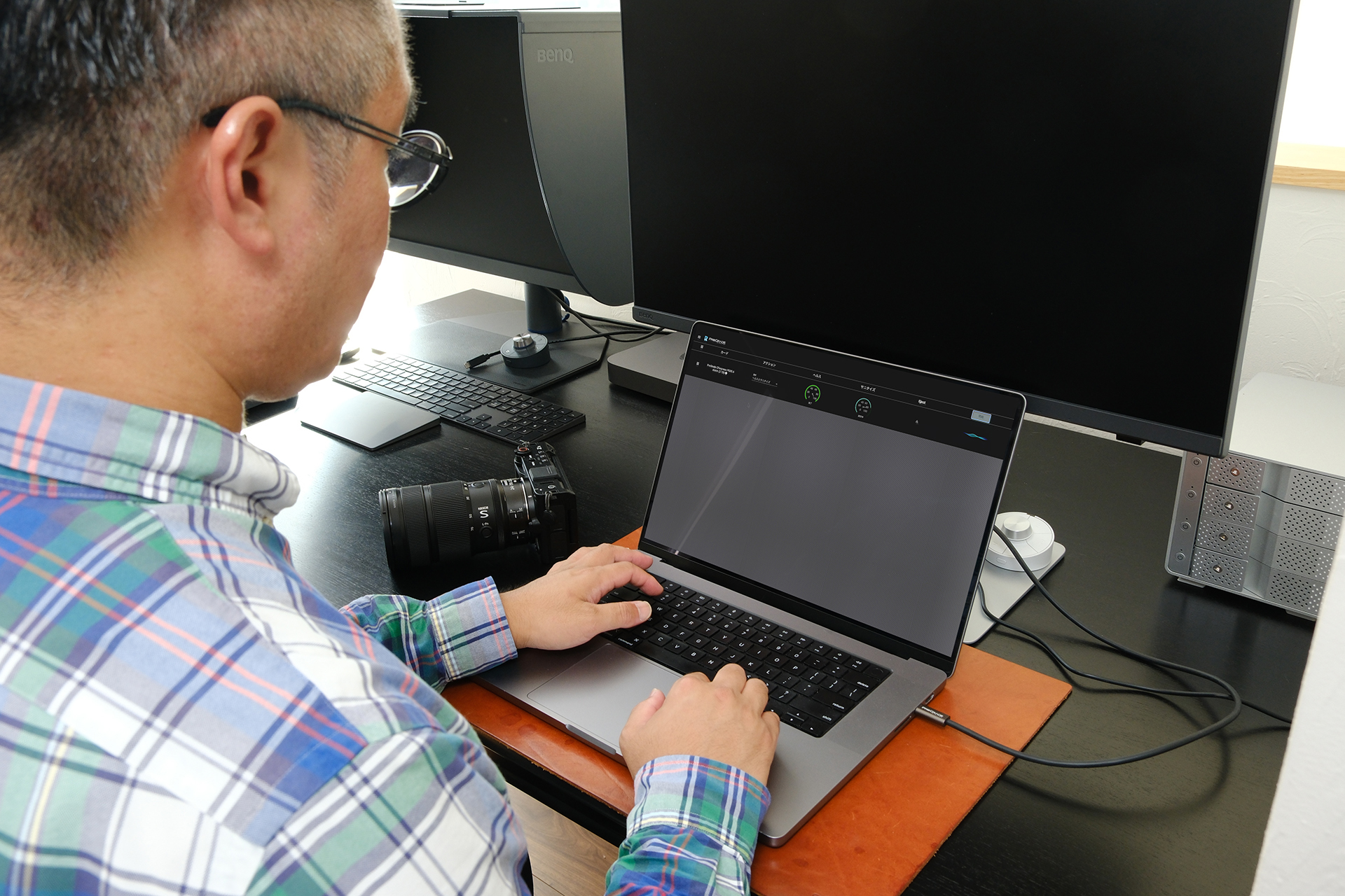 「Refresh Pro」はPCと純正の対応メモリーカードリーダーを接続して利用する