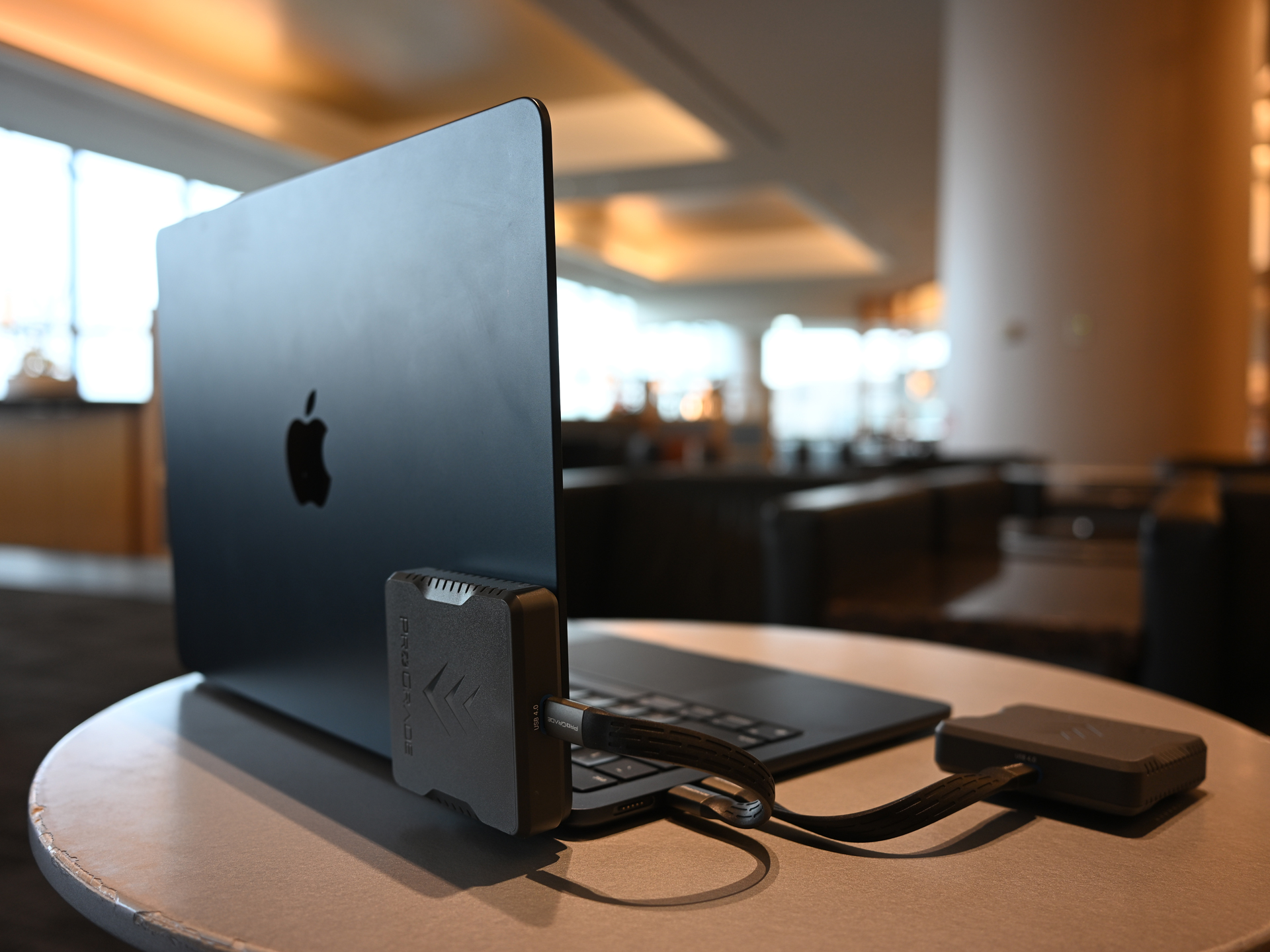 ちなみにこちらは、空港のラウンジで作業していた時の様子だ。ProGrade Digital製品は限られたスペースでの作業をスマートに行えるのでいつも助かっている。パソコン1台分のスペースがあればSSDもメモリーカードも扱えるので便利