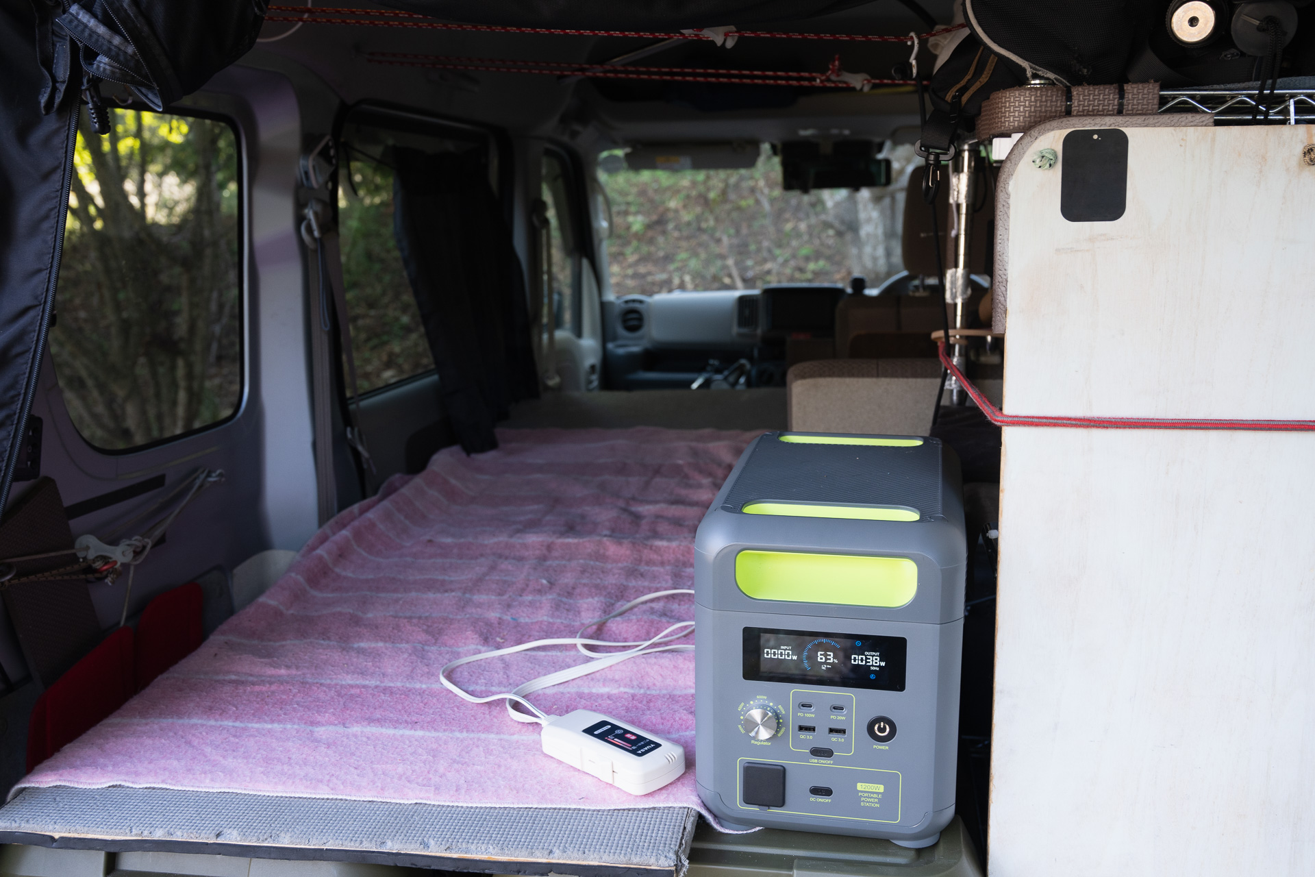 電気敷き毛布の上にシュラフをおいて就寝