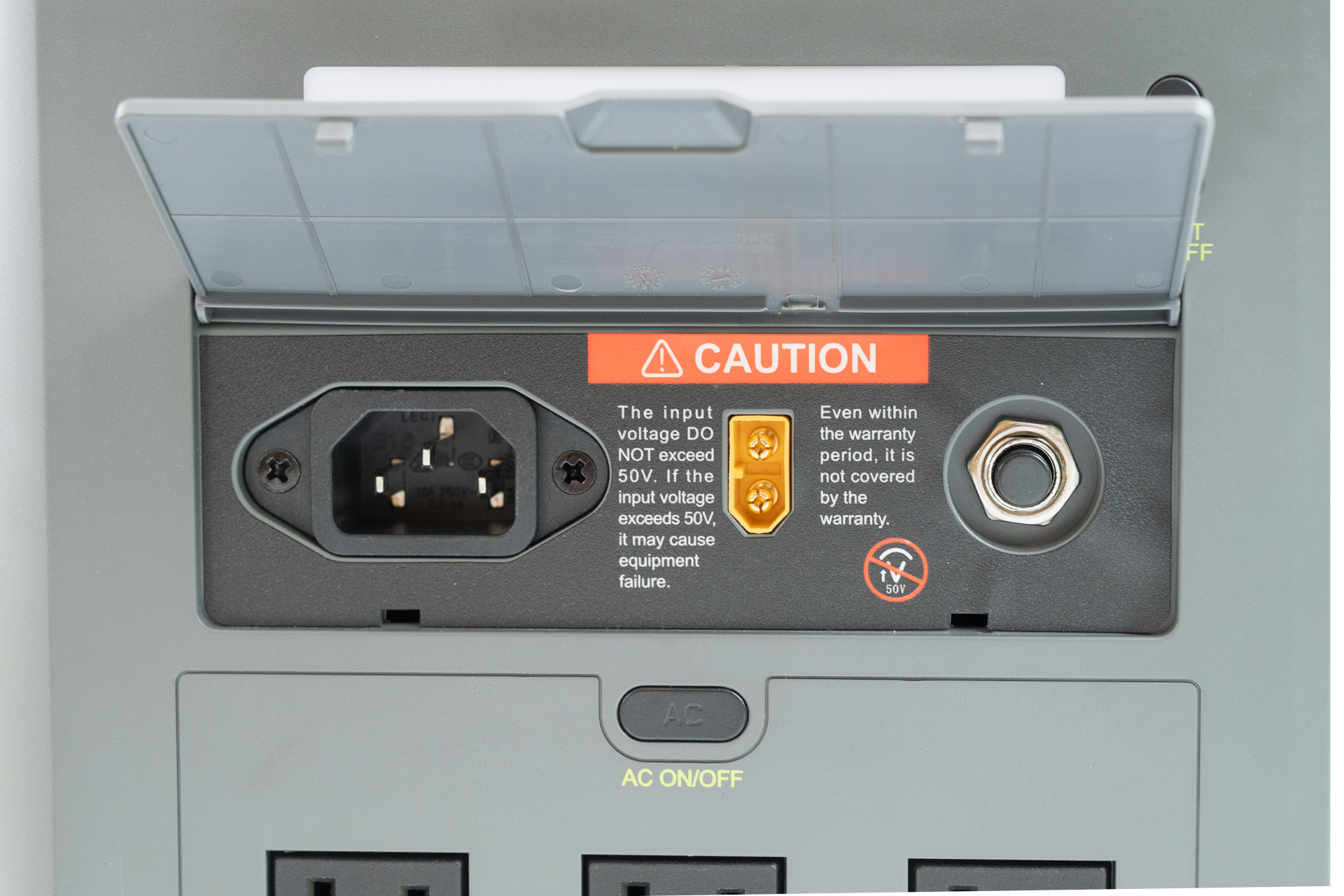 黄色いコネクターがXT60。DC（直流電源）入力用