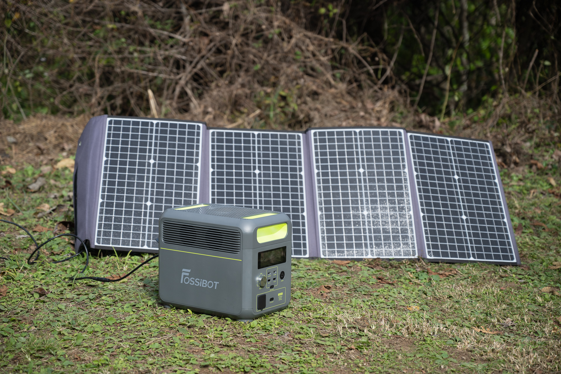 手持ちの汎用太陽光パネルで充電中