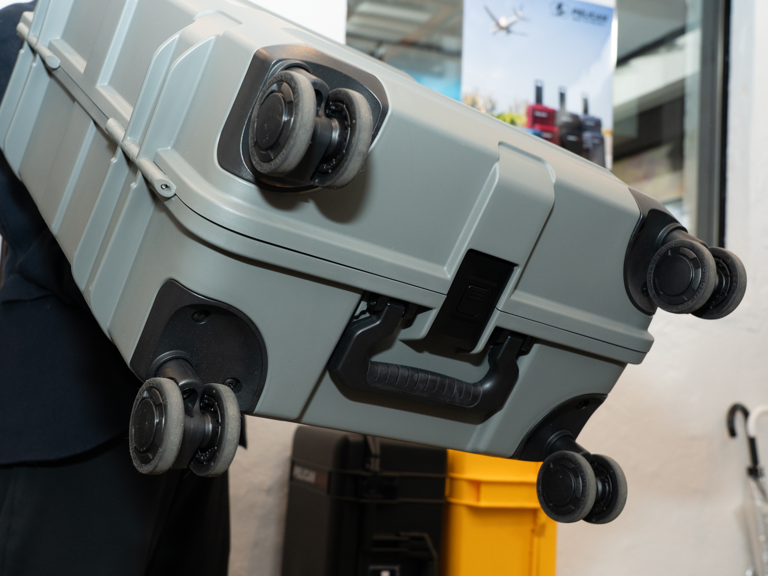 静音仕様のキャスターを4つ装備