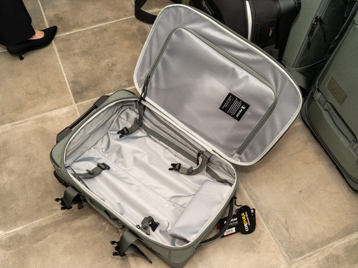 仕切り板などは付属しない