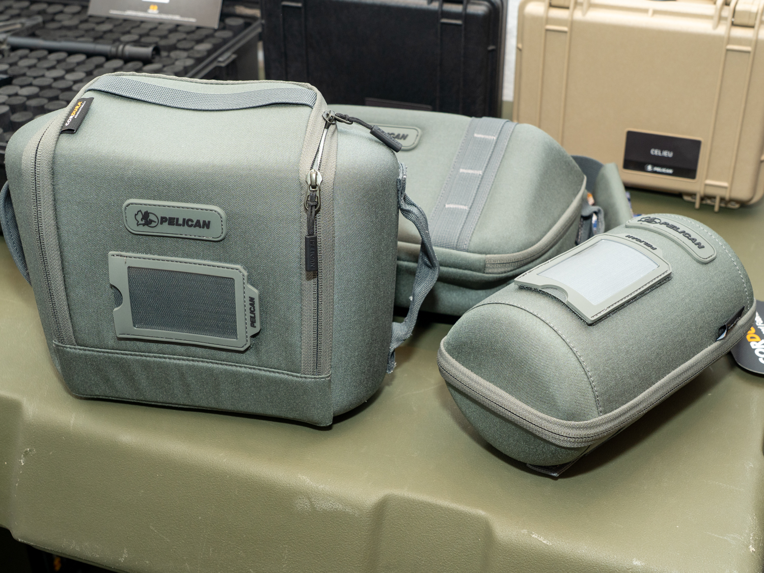 小型のギアポーチ類「AVP-D」（左）、「SXH5」（中央奥）、「AVP-S」（右）