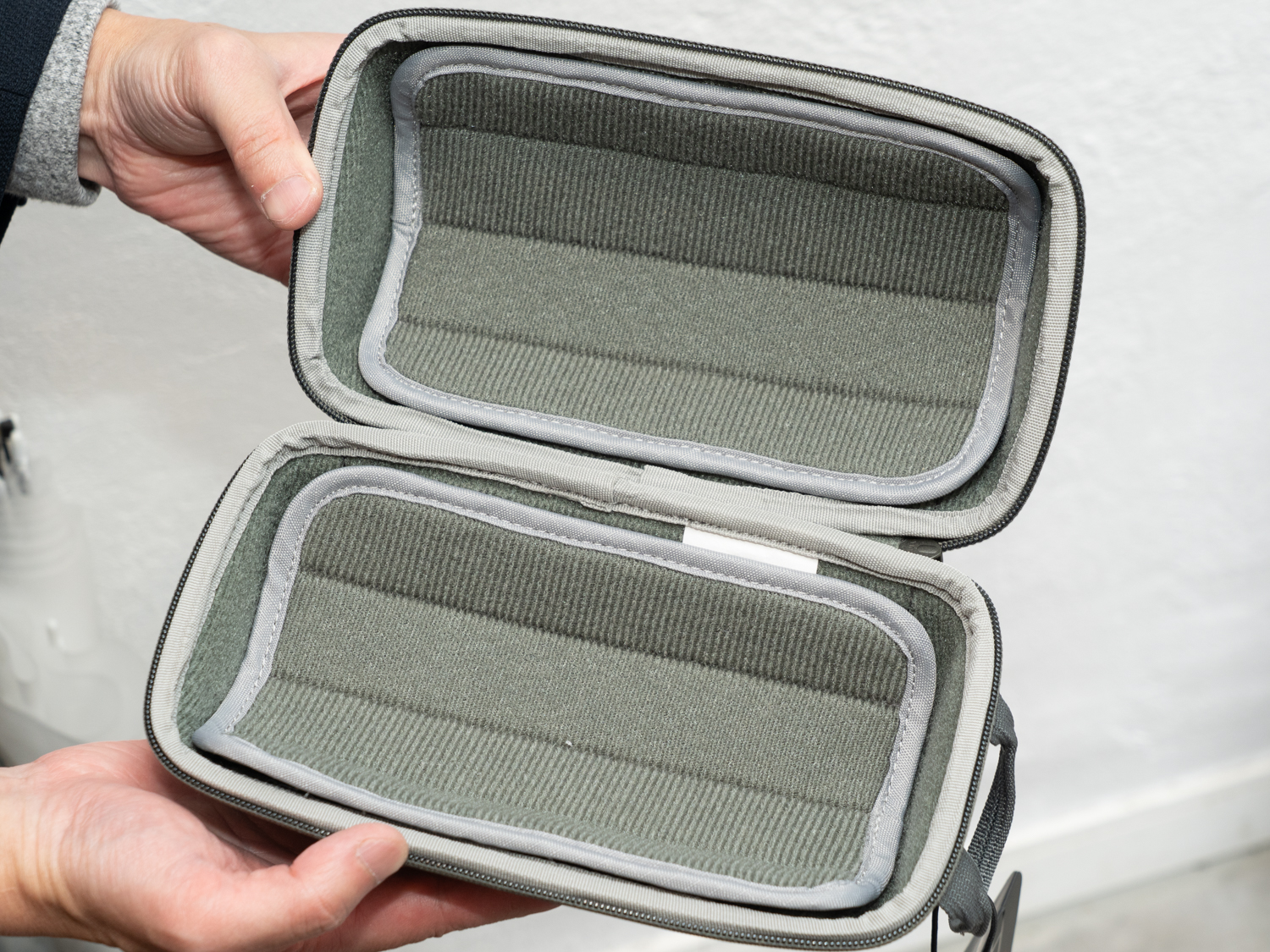 AVP-Sを開いたところ。サイズの合う交換レンズが収納できそうだ