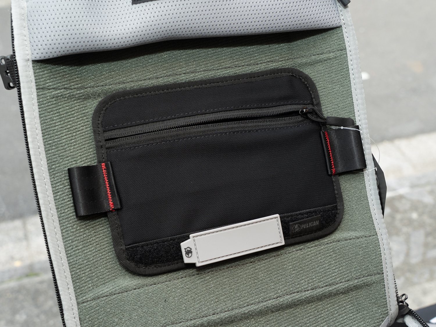 内部に面ファスナーでケーブルやツール類などのポケットを増設できる。写真は「VZP1 MODPAK」