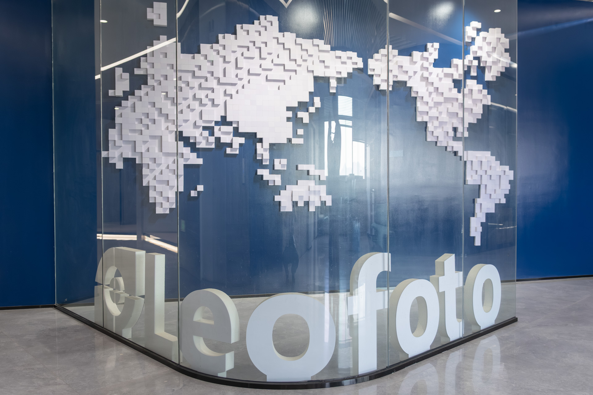 世界地図のオブジェも。世界に進出する意気込みを感じる