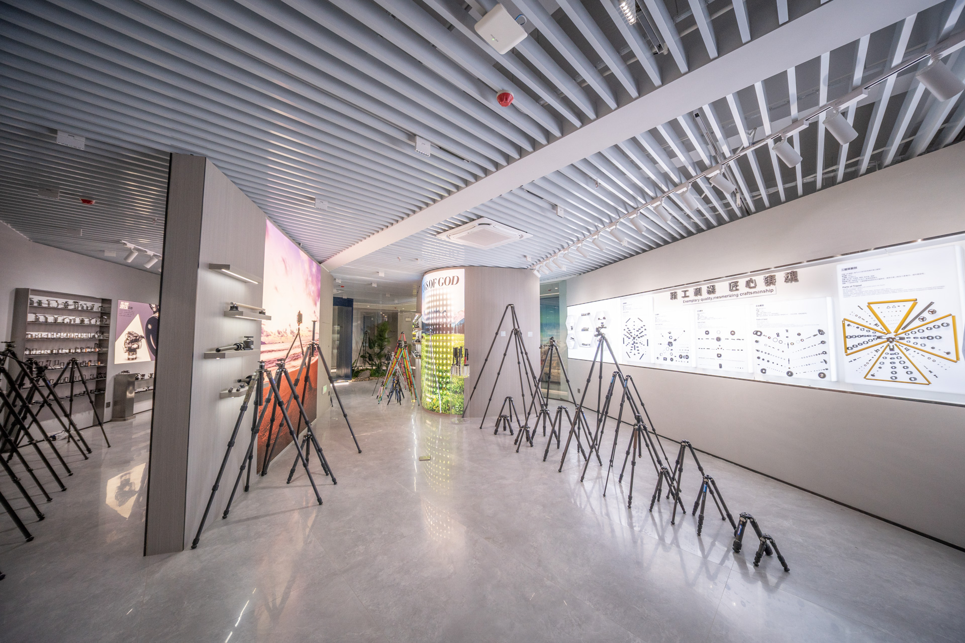 本社内のショールームに多くのアイテムが並ぶ