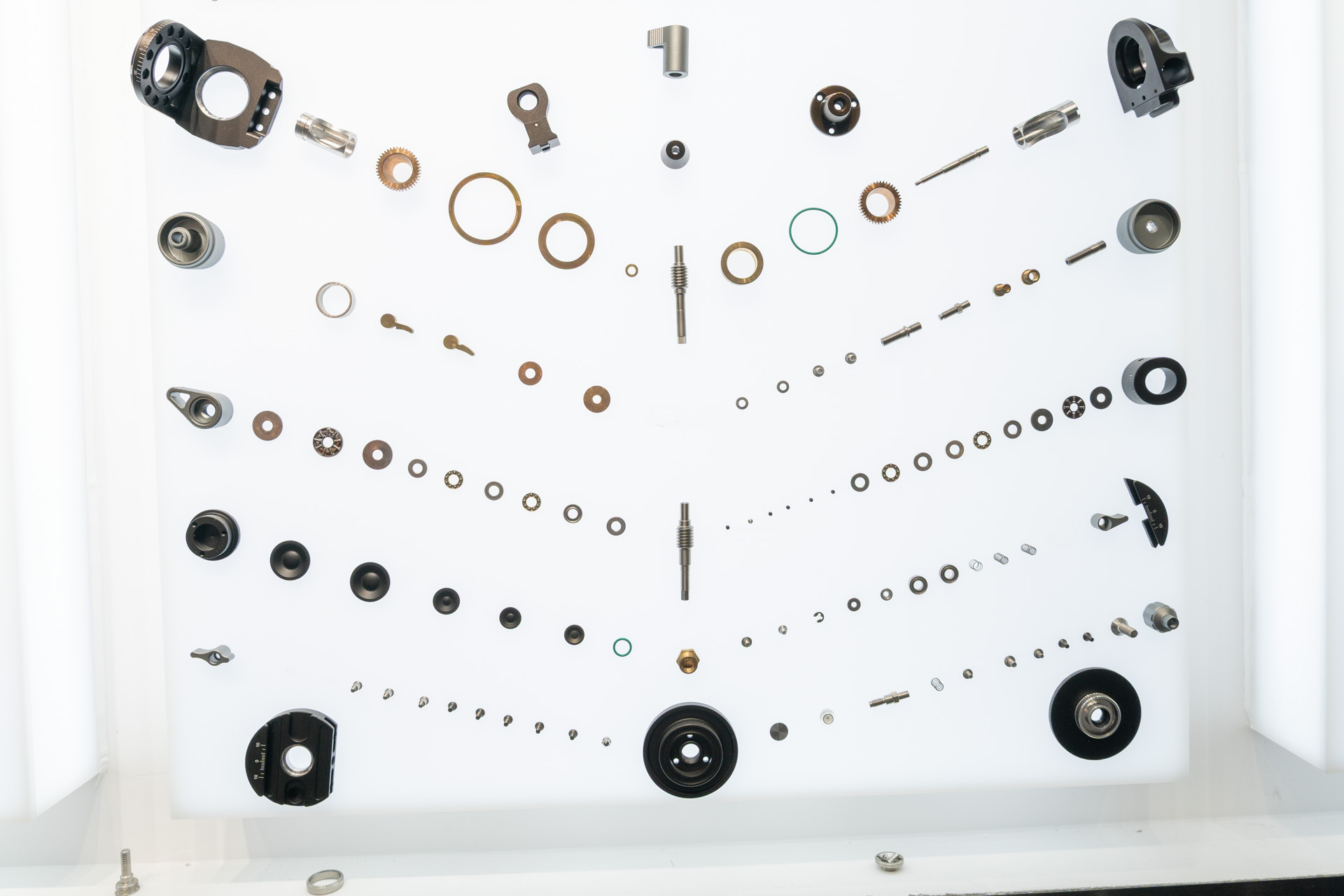 ギア雲台は歯車など特に細かな部品が多い