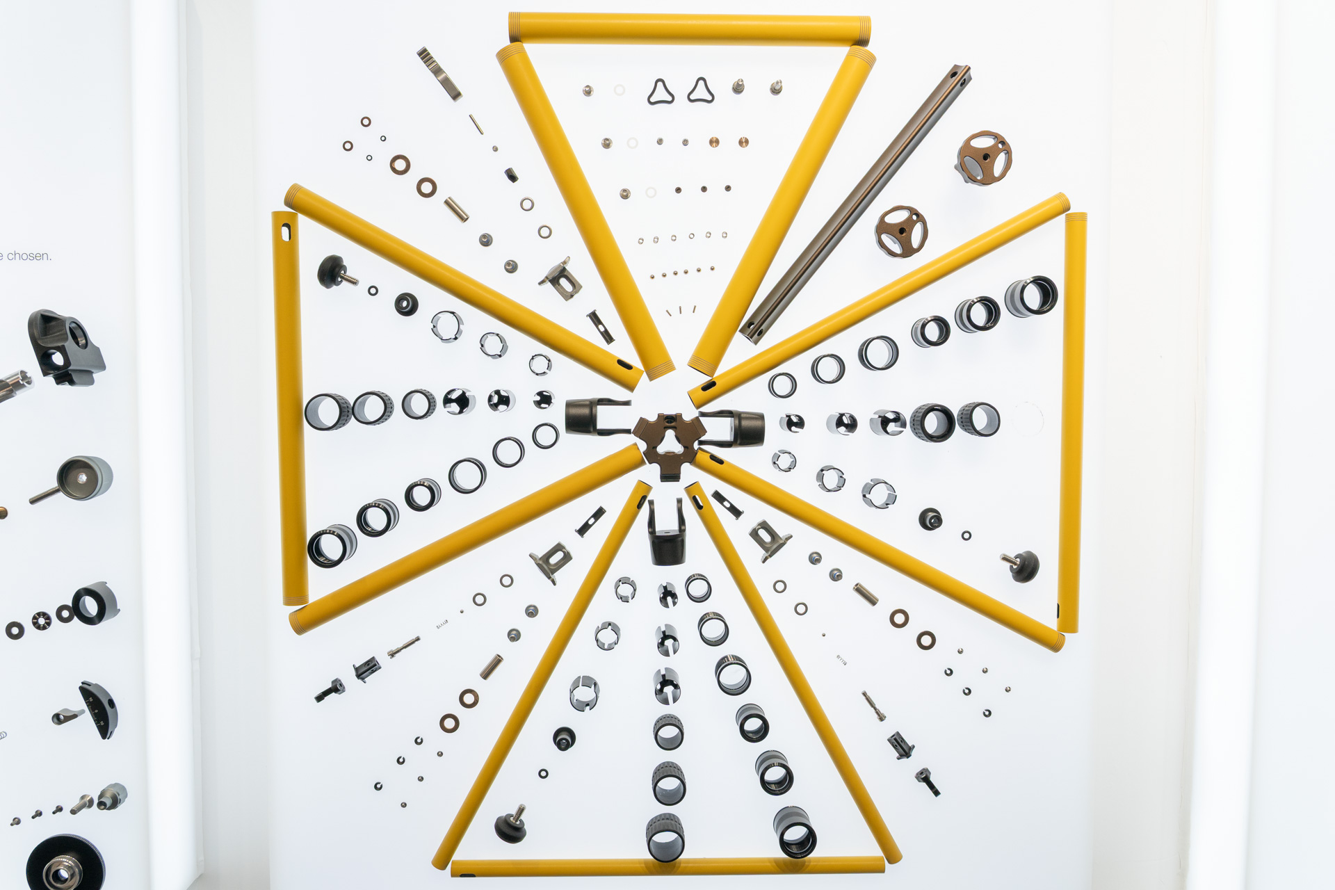 着色した三脚のパーツ