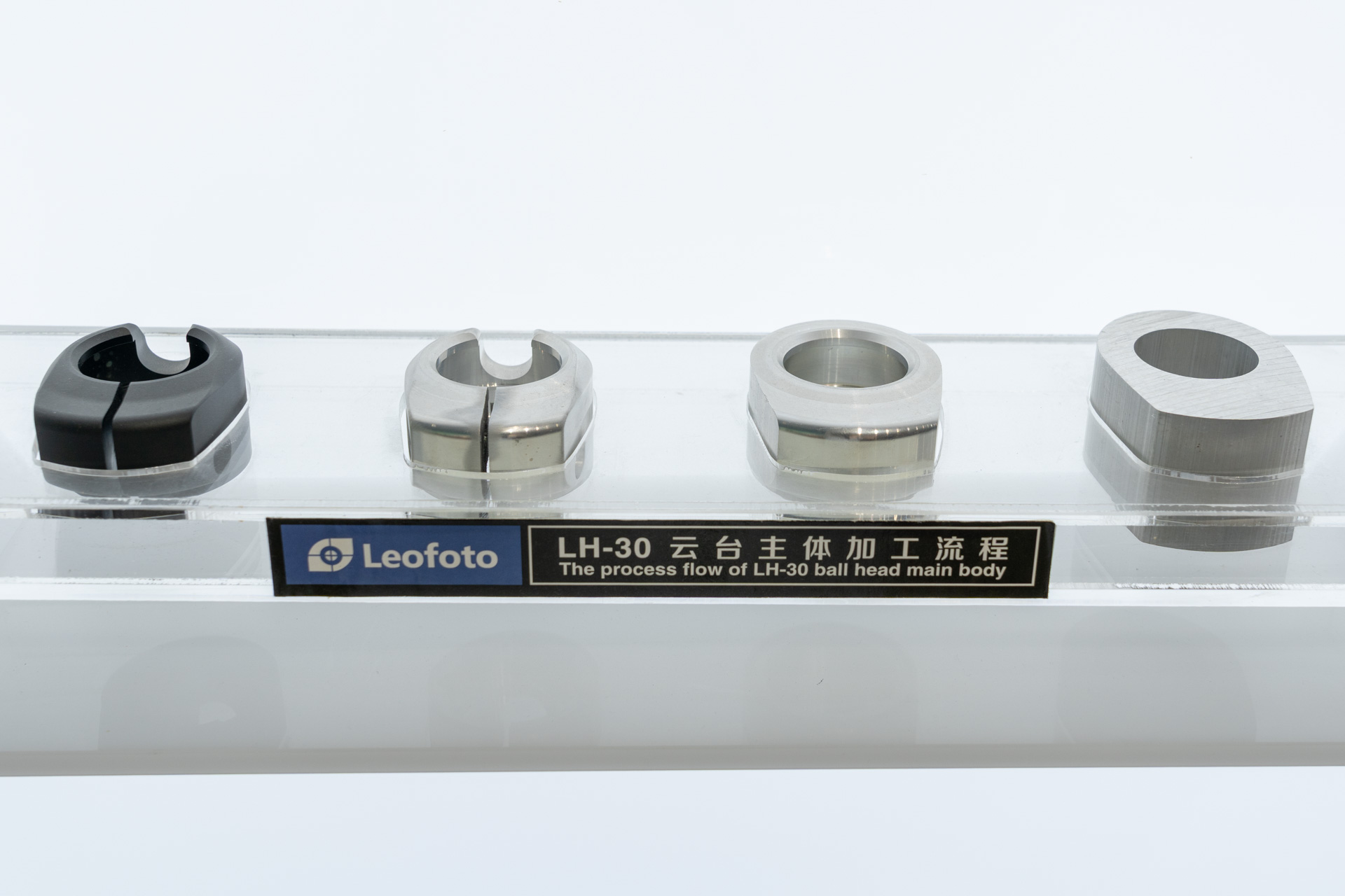 こちらはショールームに展示されていた雲台の加工工程