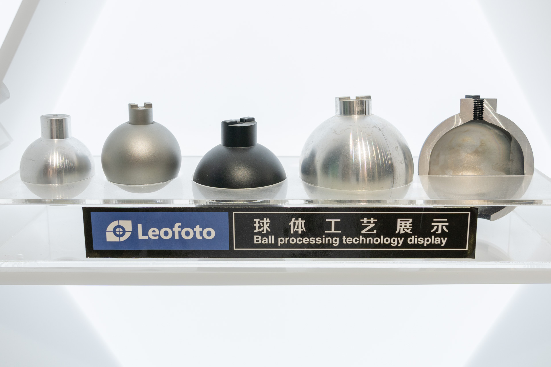 ボールの中は軽量化のため中空になっている