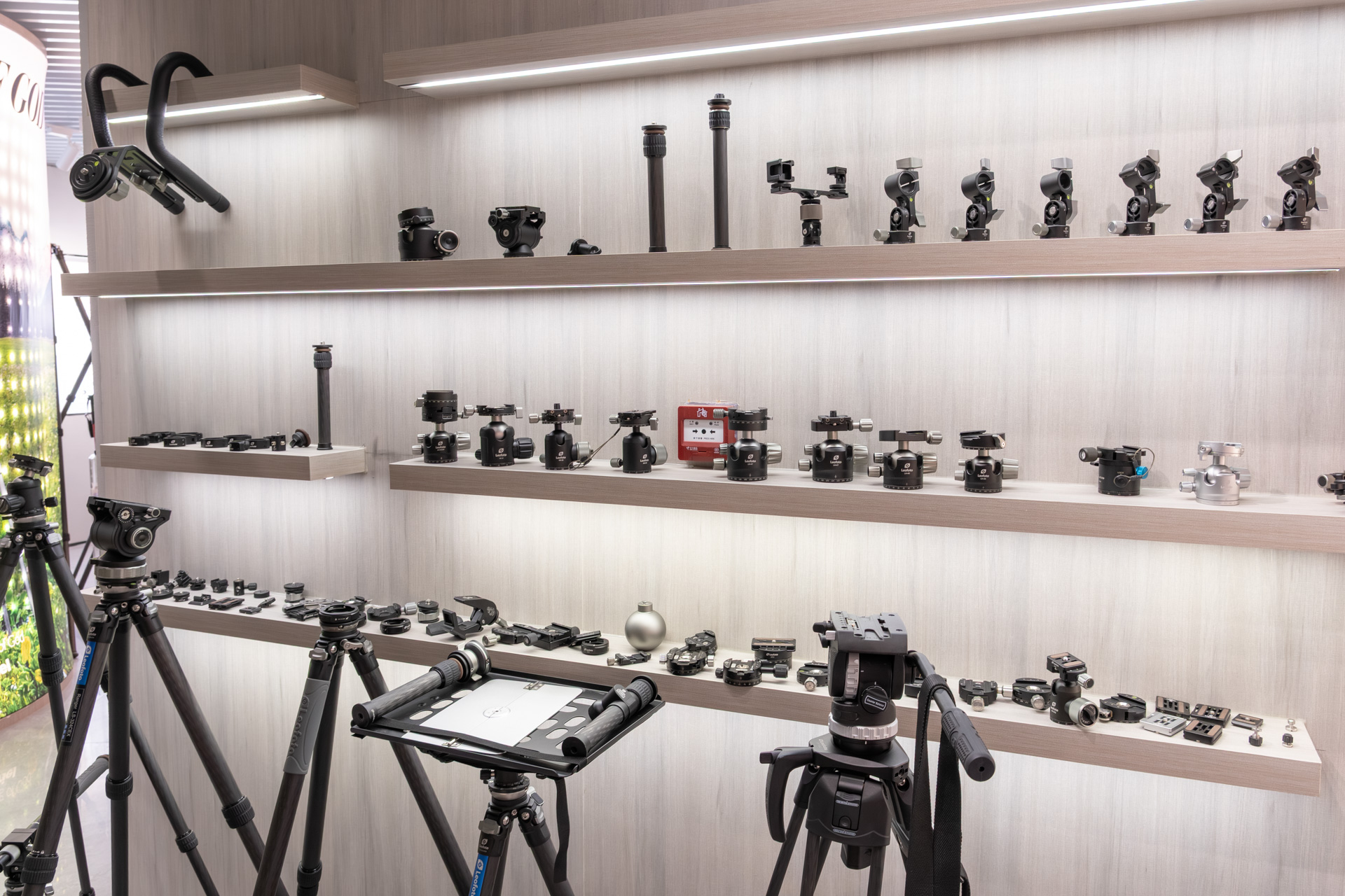 三脚や雲台以外にも様々な製品をラインナップしている