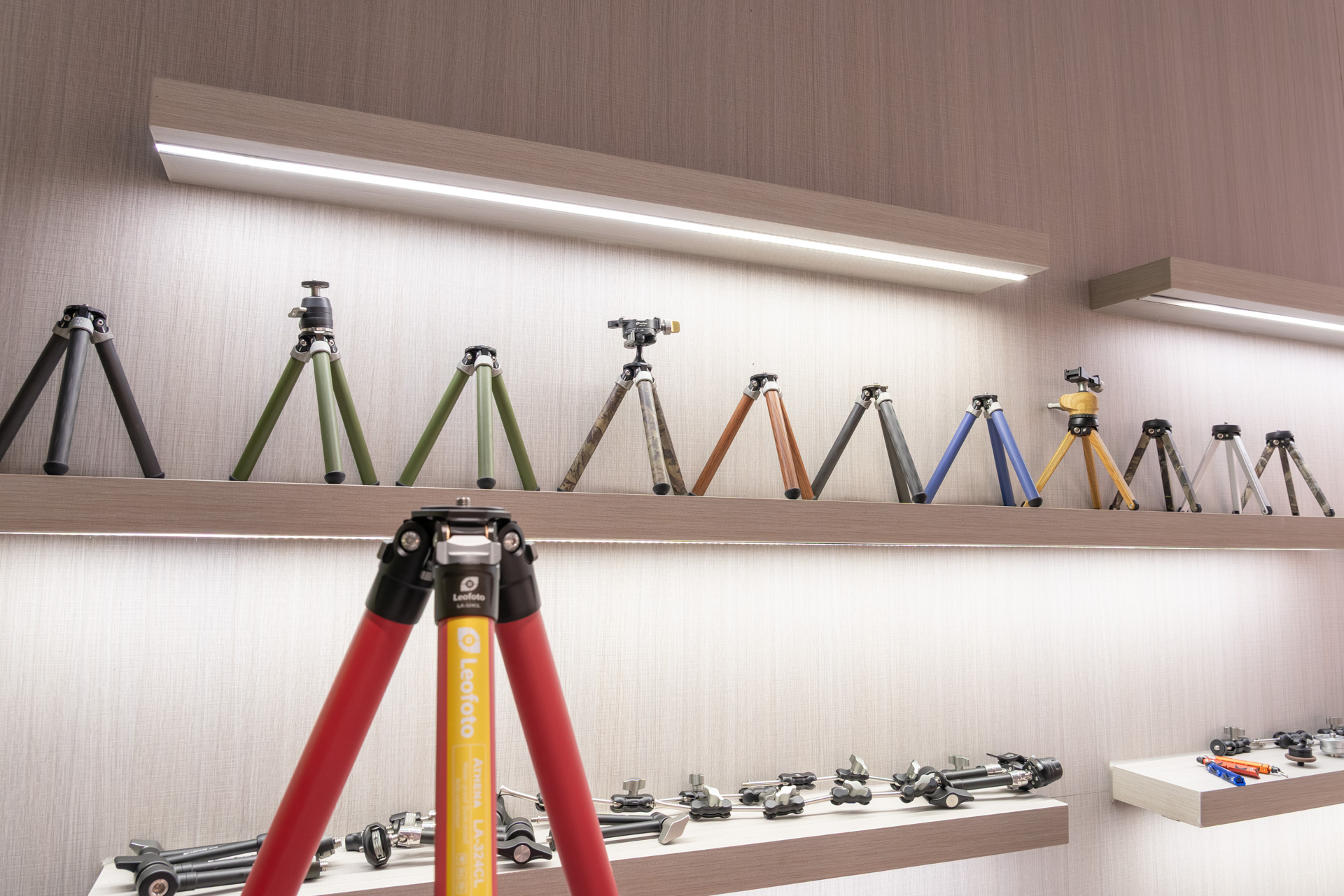 ミニ三脚やアームも