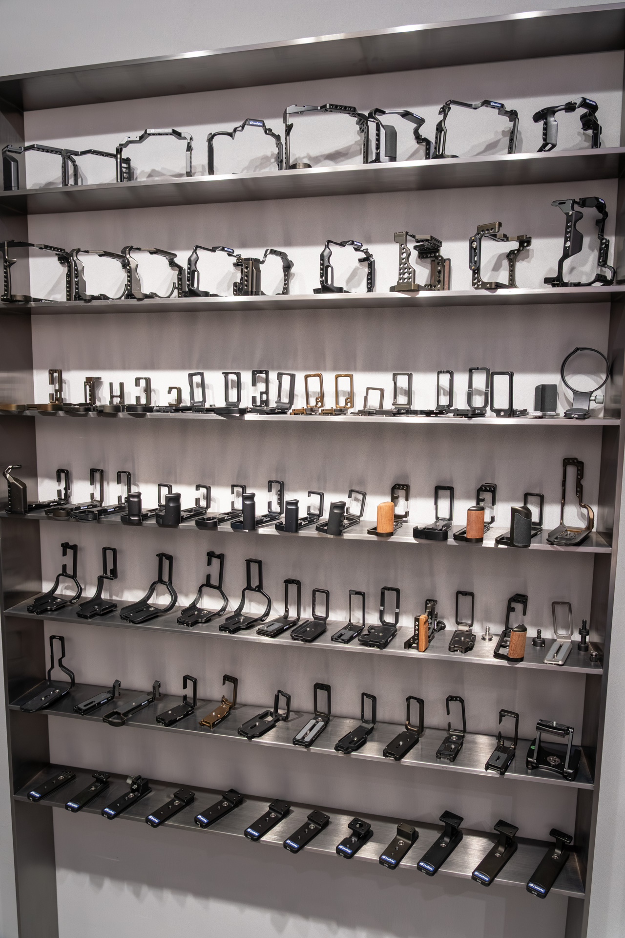 Leofotoは三脚のイメージが強い。ブラケットやケージ、レンズフットなどのアクセサリーはこれから認知度を上げる必要がありそうだ