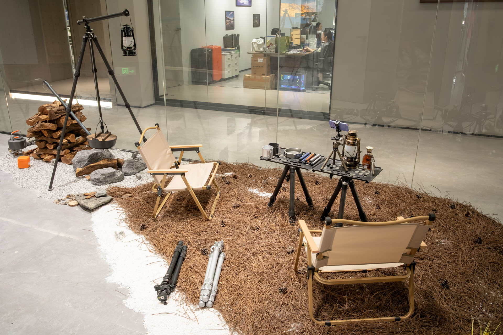アウトドアをイメージした展示も