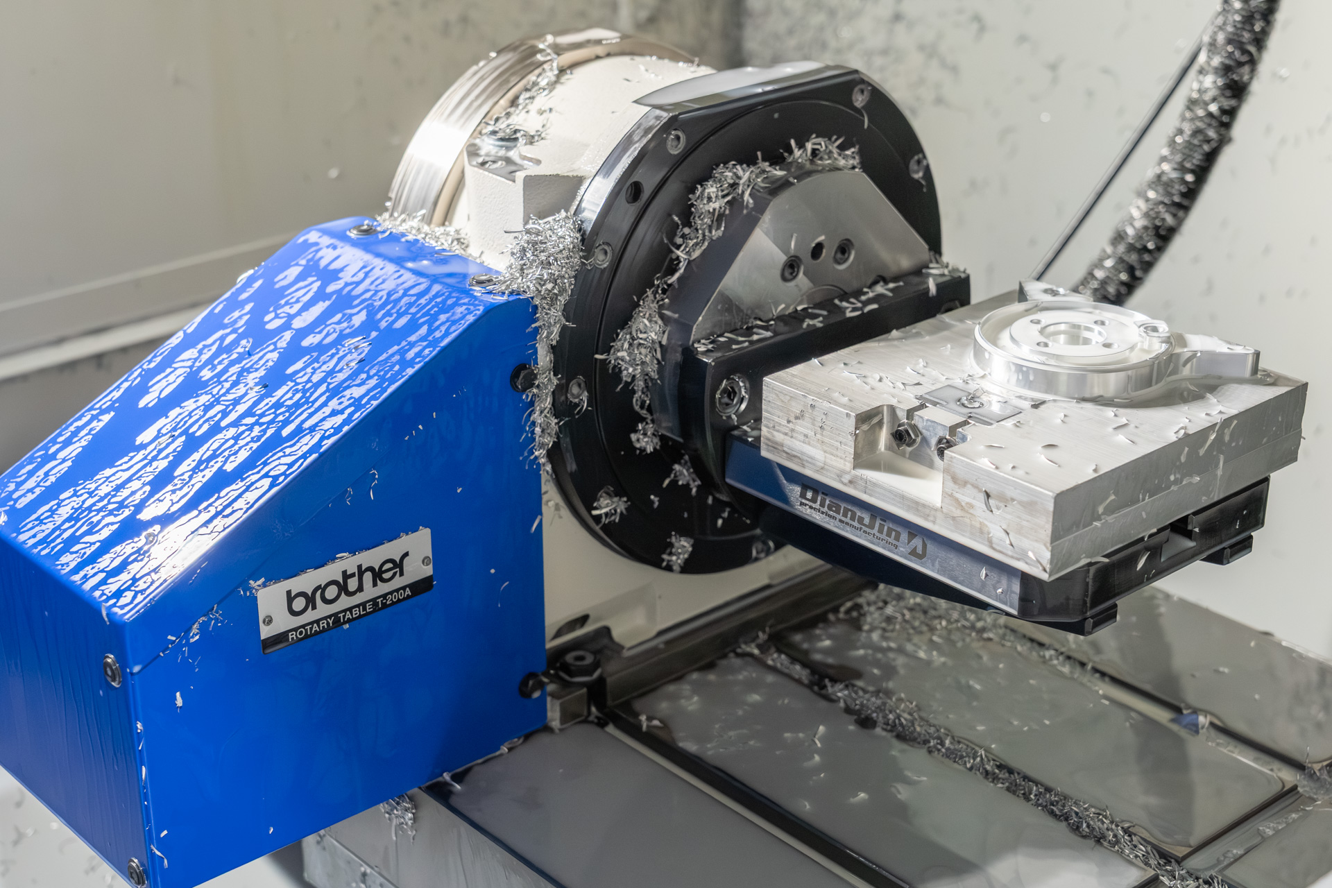 複数面の加工が1度でできるようにオプションのロータリーテーブルが追加されている