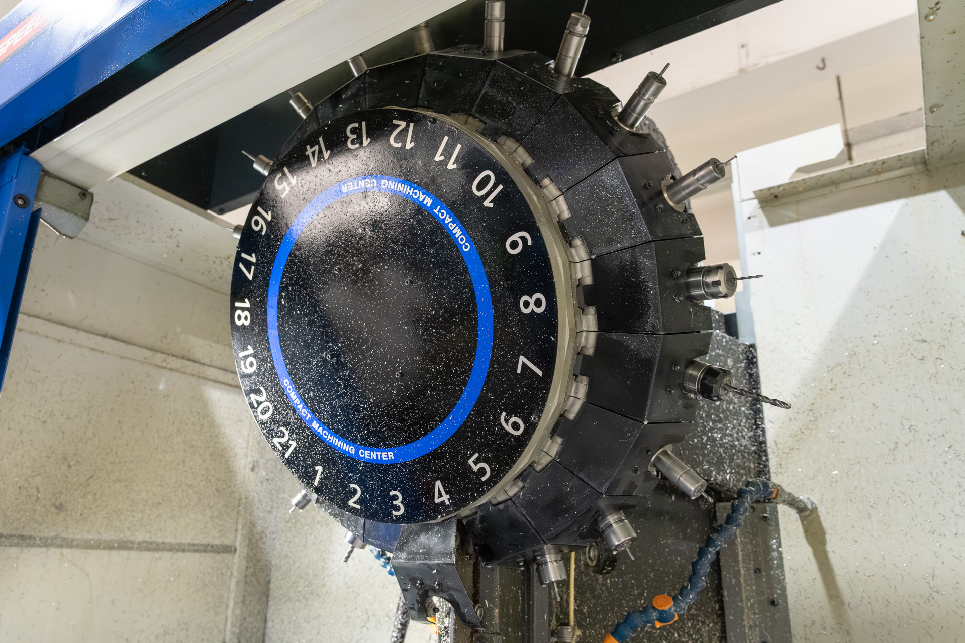 たくさんの工具を自動で交換しながら加工している