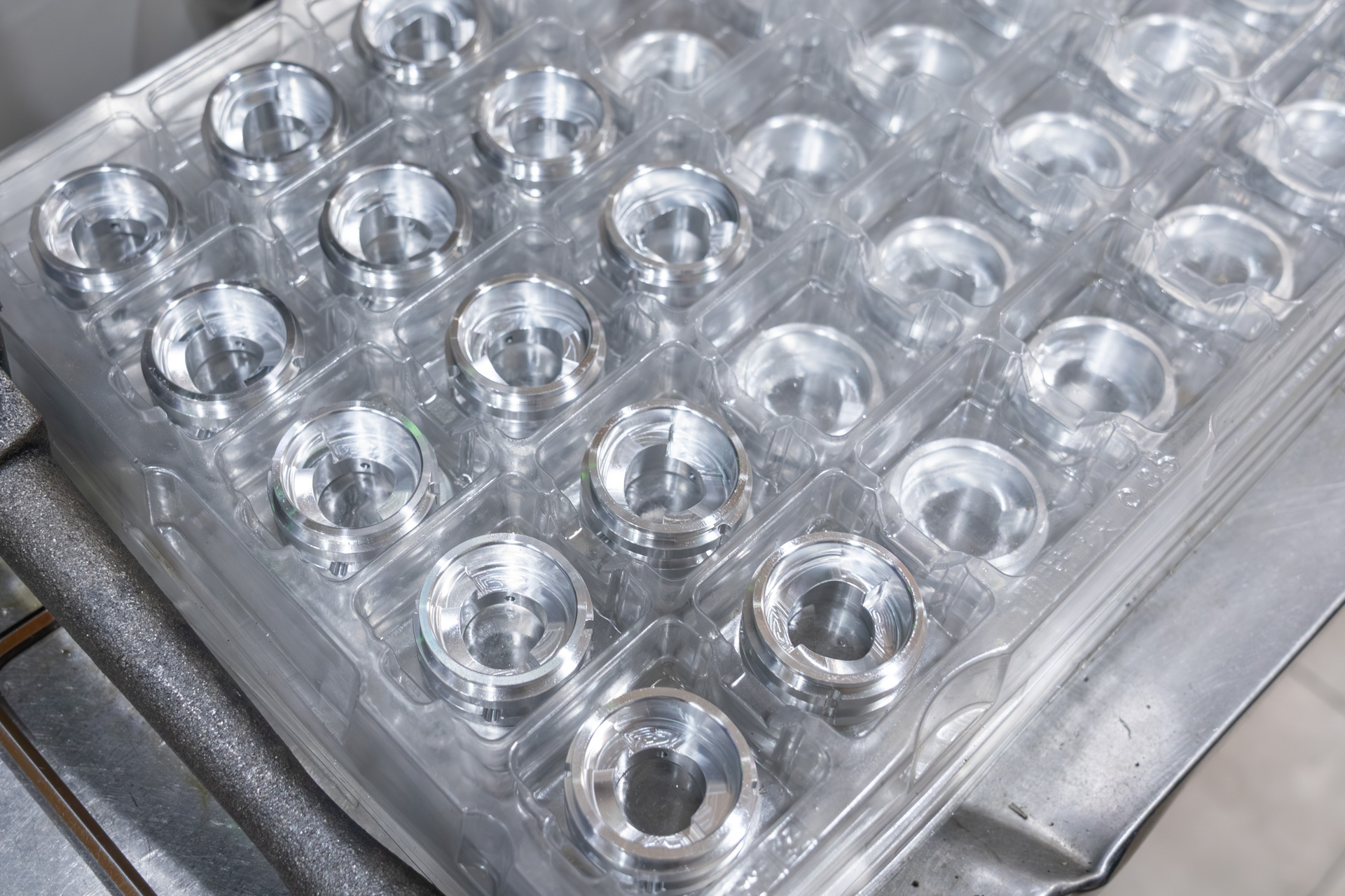 できあがったパーツはトレイに並べられて次の工程へ